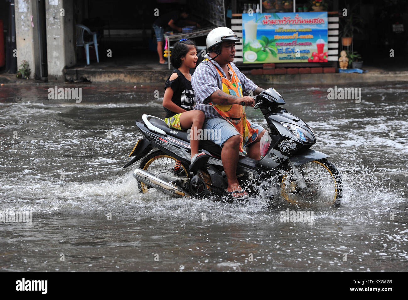 Bangkok, Thailand. 10 Jan, 2018. Bürger fahren auf dem Motorrad entlang eine überflutete Straße in Bangkok, Thailand, Jan. 10, 2018. Eine Reihe von Straßen in Bangkok haben überflutet worden nach starken Regenfällen Hit der Hauptstadt Mittwoch Morgen. Credit: Rachen Sageamsak/Xinhua/Alamy leben Nachrichten Stockfoto