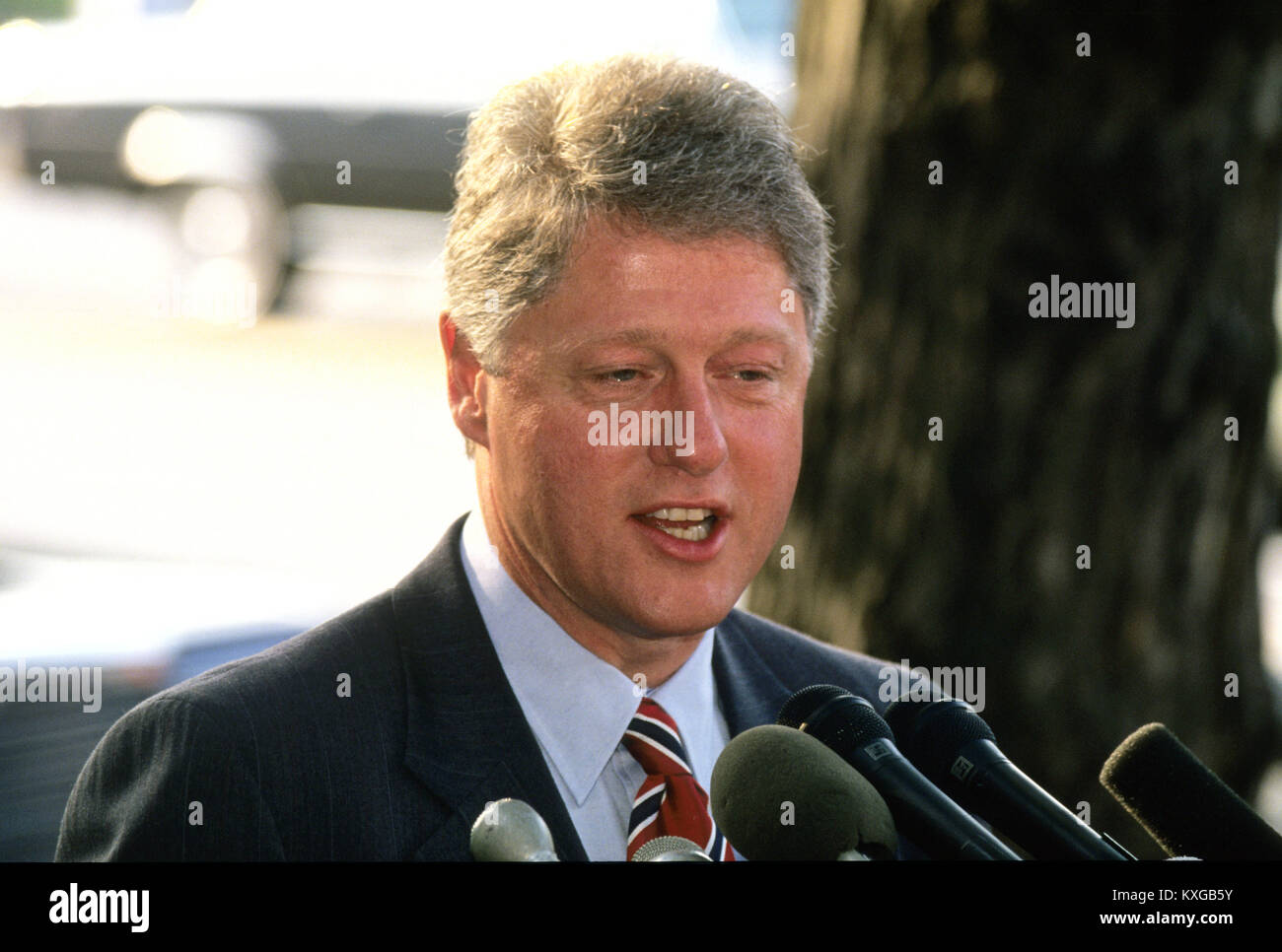 Gouverneur Bill Clinton (Demokraten von Arkansas), Links, der vermutliche Aspirant für die Demokratische Partei Nominierung 1992 für das Amt des Präsidenten der Vereinigten Staaten, spricht der Presse nach einem Treffen mit Präsident Boris Jelzin der Russischen Föderation an der Blair House in Washington, DC am 18. Juni 1992. Credit: Howard L. Sachs/CNP - KEINE LEITUNG SERVICE · Foto: Howard L. Sachs/konsolidierte News Fotos/Howard L. Sachs - CNP Stockfoto