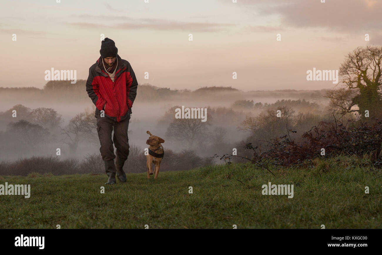 Cardiff, Wales, UK. 10. Januar 2018. Wetter in Cardiff: ein Mann und Hund Spaziergang durch schwere Morgennebel im Westen von Cardiff. Stockfoto