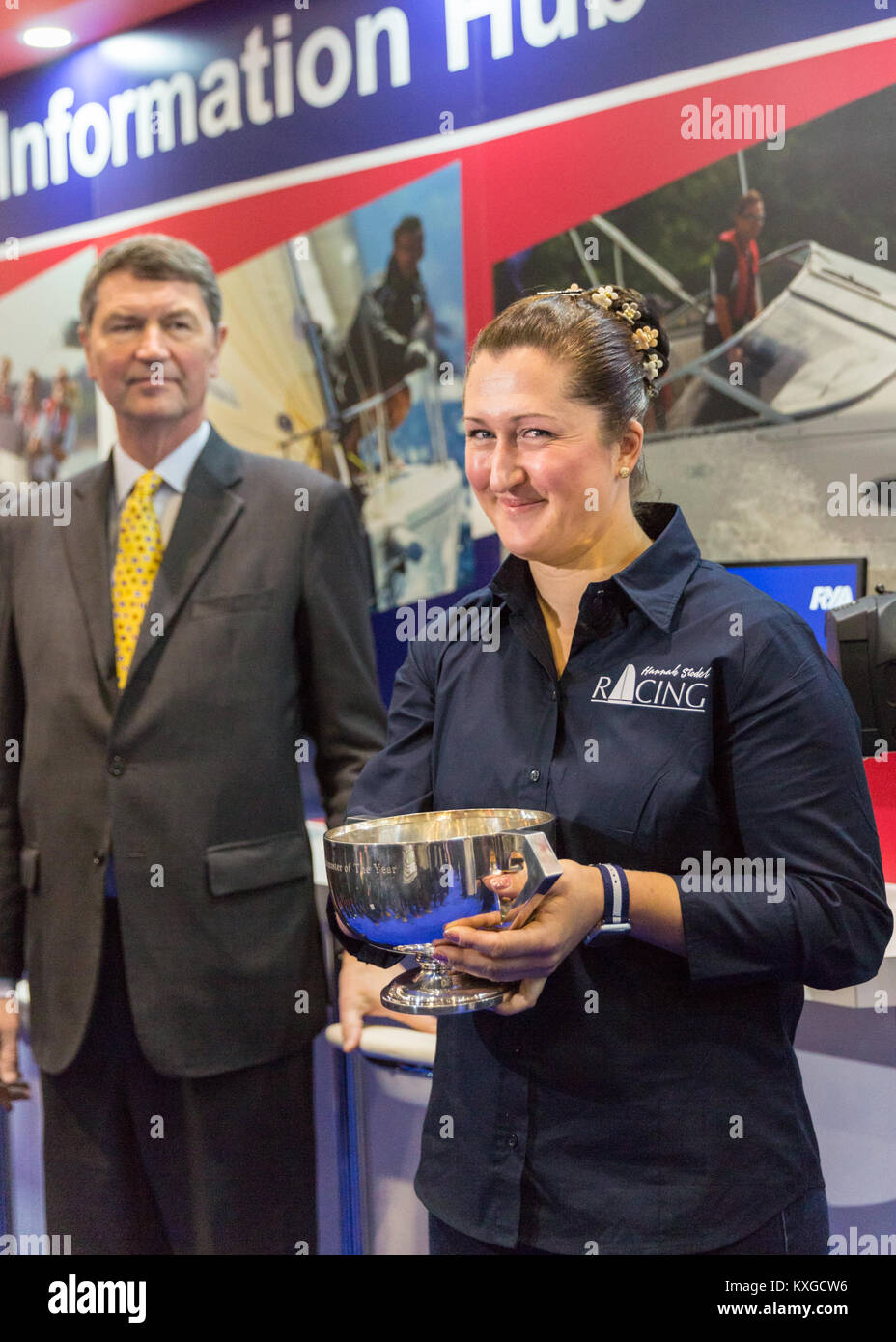 Excel, London, UK. 10 Jan, 2018. Hannah Stodel mit ihrer Trophäe, mit Prinzessin Anne's Ehemann, Sir Timothy Laurence. Die Princess Royal, Prinzessin Anne, präsentiert die Yachtmaster des Jahres Award der britischen Paralympic Segler Hannah Stodel. Credit: Imageplotter Nachrichten und Sport/Alamy leben Nachrichten Stockfoto