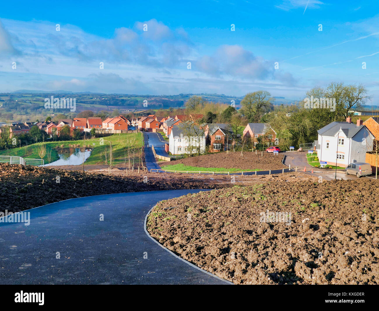 Ashbourne, Derbyshire. 10 Jan, 2018. UK Wetter: ungewöhnlich warm und sonnig Januar Tag auf eine Entwicklung des neuen Gehäuses in Ashbourne, Derbyshire das Gateway für die Peak District National Park Credit: Doug Blane/Alamy leben Nachrichten Stockfoto