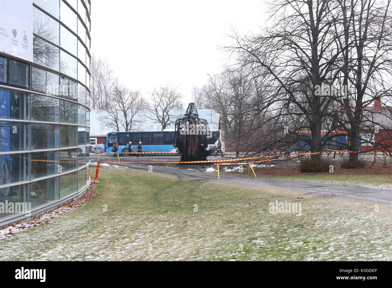 Helsinki, Finnland, 10. Jan 2018. Jemand brannte riesige Statue aus alten Autoreifen von villu Jaanisoo. Name der Statue war "Kaikki auf mahdollista" ("Alles ist möglich"). Credit: Jyrki Rahikkala/Alamy leben Nachrichten Stockfoto