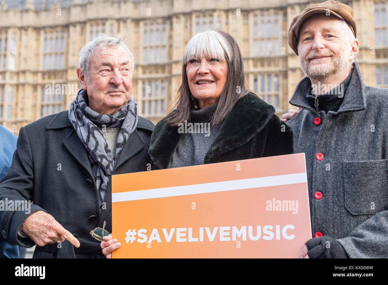 London, 10. Januar 2018, führende Musik zahlen Kampagne außerhalb der Palast von Westminster John Spellar bill Musik Schauplätze zu schützen, zu unterstützen. Billy Bragg, rechts, Sandie Shaw center und Nick Mason links Credit: Ian Davidson/Alamy leben Nachrichten Stockfoto