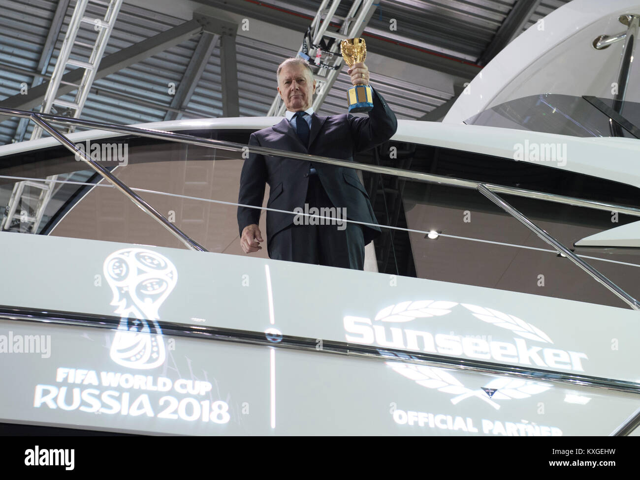 ExCel, London, UK. 10 Jan, 2018. Die fünf Tage London Boat Show öffnet sich mit Gast Sir Geoff Hurst weg treten die Sunseeker stand zu starten. Sunseeker verkünden Sie offizieller Partner der FIFA WM Russland 2018. Credit: Malcolm Park/Alamy Leben Nachrichten. Stockfoto