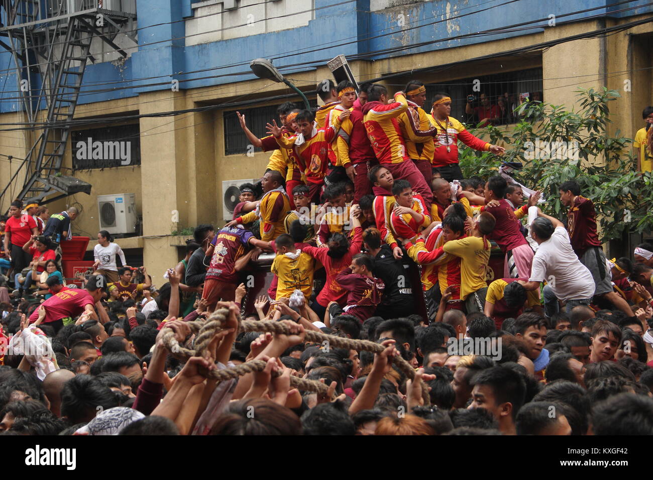 Manila, Philippinen. 9 Jan, 2018. Anhänger glauben, dass in Kontakt kommen mit dem Schwarzen Nazareners Bild durch Berühren oder Abwischen mit einem Tuch auch die schwersten Krankheiten kurieren können. Rund eine Million Anhänger aus verschiedenen Teilen des Landes singen ''Viva SeÃ±oder Nazareno!" Die jährliche Tradition des Schwarzen Nazareners in Manila Straßen zu feiern. Credit: Romeo Mariano/SOPA/ZUMA Draht/Alamy leben Nachrichten Stockfoto