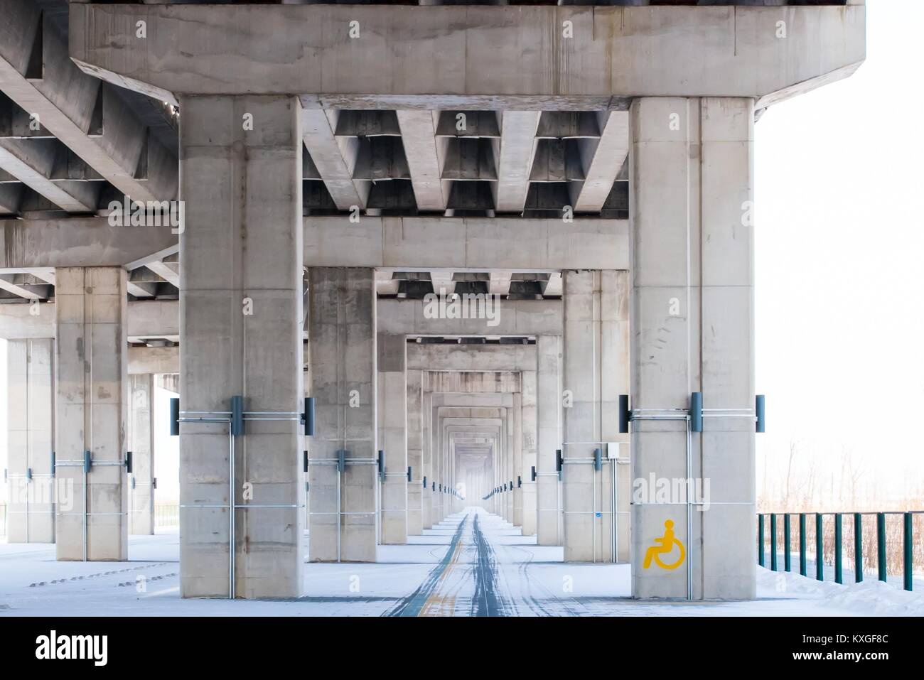 Harbin, China. 10 Jan, 2018. Die7133 Meter langen Yang Ming Tan Bridge in Harbin entfernt, im Nordosten der chinesischen Provinz Heilongjiang, ist die längste Brücke in der nördlichen Region von China. Credit: SIPA Asien/ZUMA Draht/Alamy leben Nachrichten Stockfoto