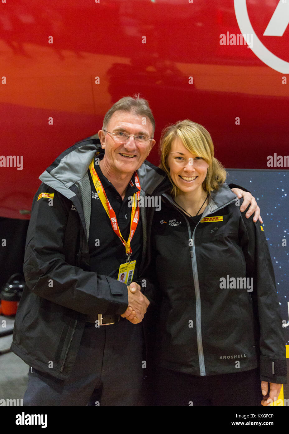 Excel, London, UK, 10. Jan 2018. Britische sailor Susie Goodall mit dem Sponsor DHL Express CEO Ken Allen vor dem neu renovierten Rustler 36, wieder vor ihrem Rennen gestartet. Susie Goodall ist einer der jüngsten Skipper, und die einzige Frau, zu konkurrieren in der 2018 Golden Globe, die 30 Segler auf ein 48.000 km nonstop Umrundung der Ozeane der Welt ohne Hilfe von außen begeben werden. Credit: Imageplotter Nachrichten und Sport/Alamy leben Nachrichten Stockfoto