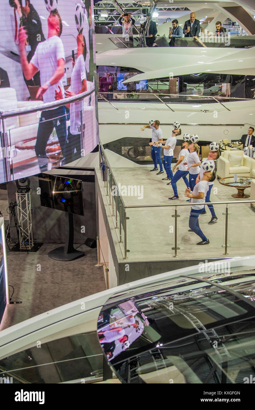 London, Großbritannien. 10 Jan, 2018. Das Sunseeker starten und Ankündigung der Partnerschaft mit der FIFA für die WM 2018 - der London Boat Show 2018 Öffnet im Excel Center in den Docklands. Credit: Guy Bell/Alamy leben Nachrichten Stockfoto