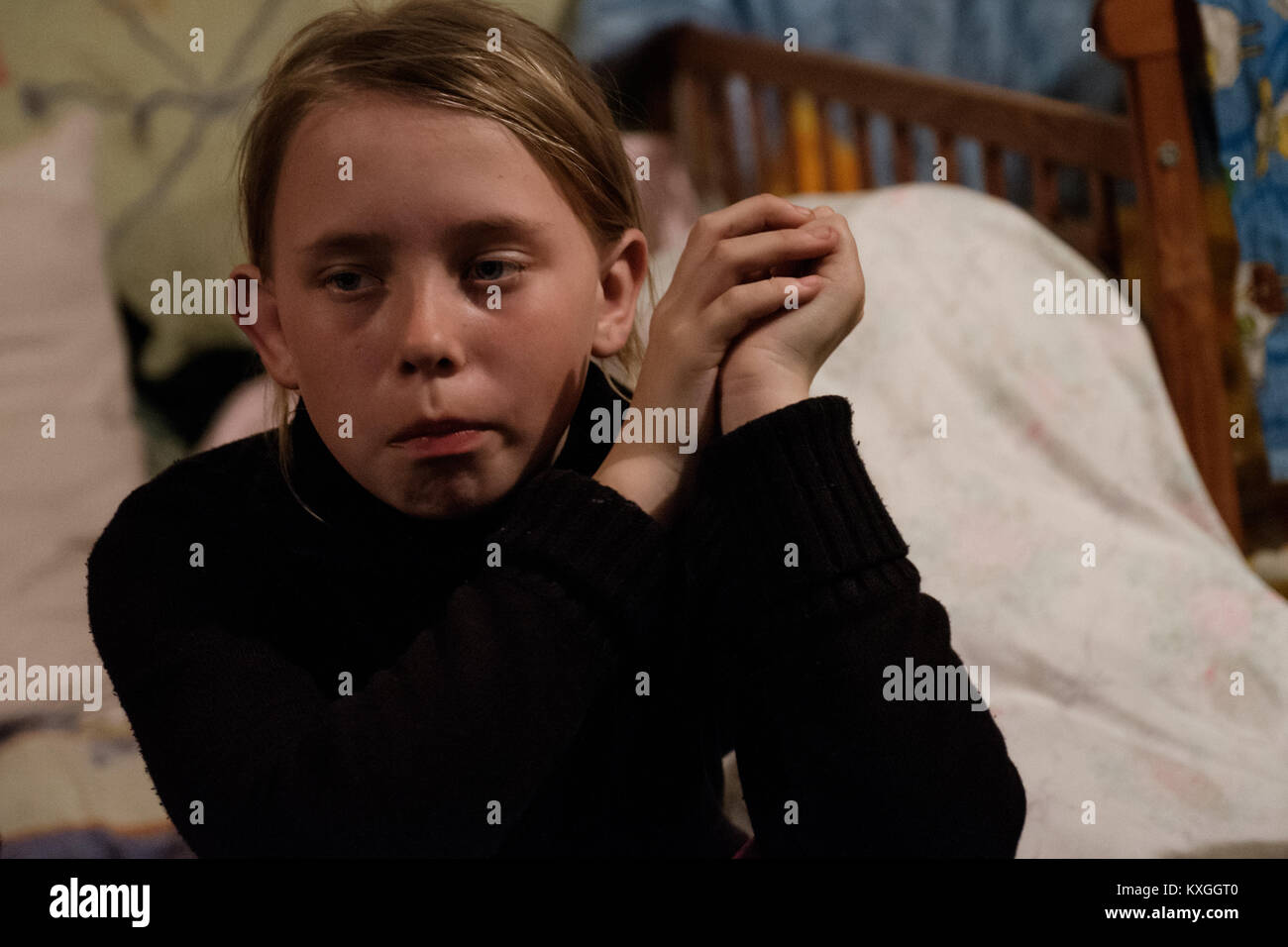 Donbass Donezk, Ukraine. 12 Apr, 2015. Natasha, 11 Jahre alt. Streng traumatize durch den Konflikt. Sie schreien, jedes Mal, wenn Sie unbekannte Geräusche hören. Der Konflikt zwischen der Russischen unterstützten Rebellen und der Ukrainischen arm Kräfte im Donbass Region Eastern Ukraine hat Verkohlung seit 2014. Mehrere Zehntausend Bewohner hat aufgrund dieses Konflikts und viele suchen Sicherheit in den unterirdischen Bunker bei Beschuss obdachlos. Credit: Yves Choquette/SOPA/ZUMA Draht/Alamy leben Nachrichten Stockfoto