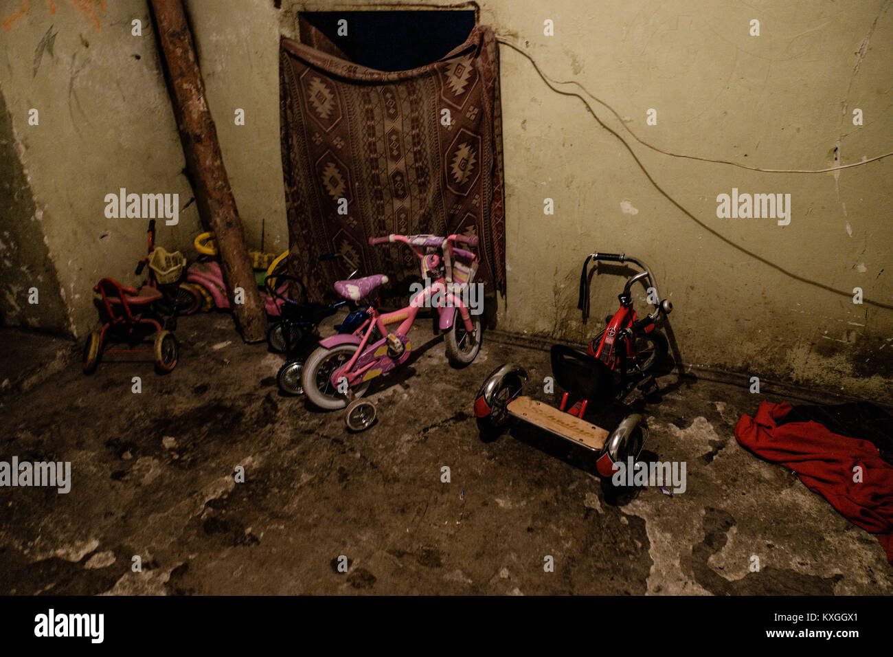 Donbass Donezk, Ukraine. 12 Apr, 2015. Kid's Fahrrad vom mehrere Familien könnten im Bunker live (bis zu 70 Personen gleichzeitig). Der Konflikt zwischen der Russischen unterstützten Rebellen und der Ukrainischen arm Kräfte im Donbass Region Eastern Ukraine Verschmorungen auf seit 2014. Mehrere Zehntausend Bewohner hat aufgrund dieses Konflikts und viele suchen Sicherheit in den unterirdischen Bunker bei Beschuss obdachlos. Credit: Yves Choquette/SOPA/ZUMA Draht/Alamy leben Nachrichten Stockfoto