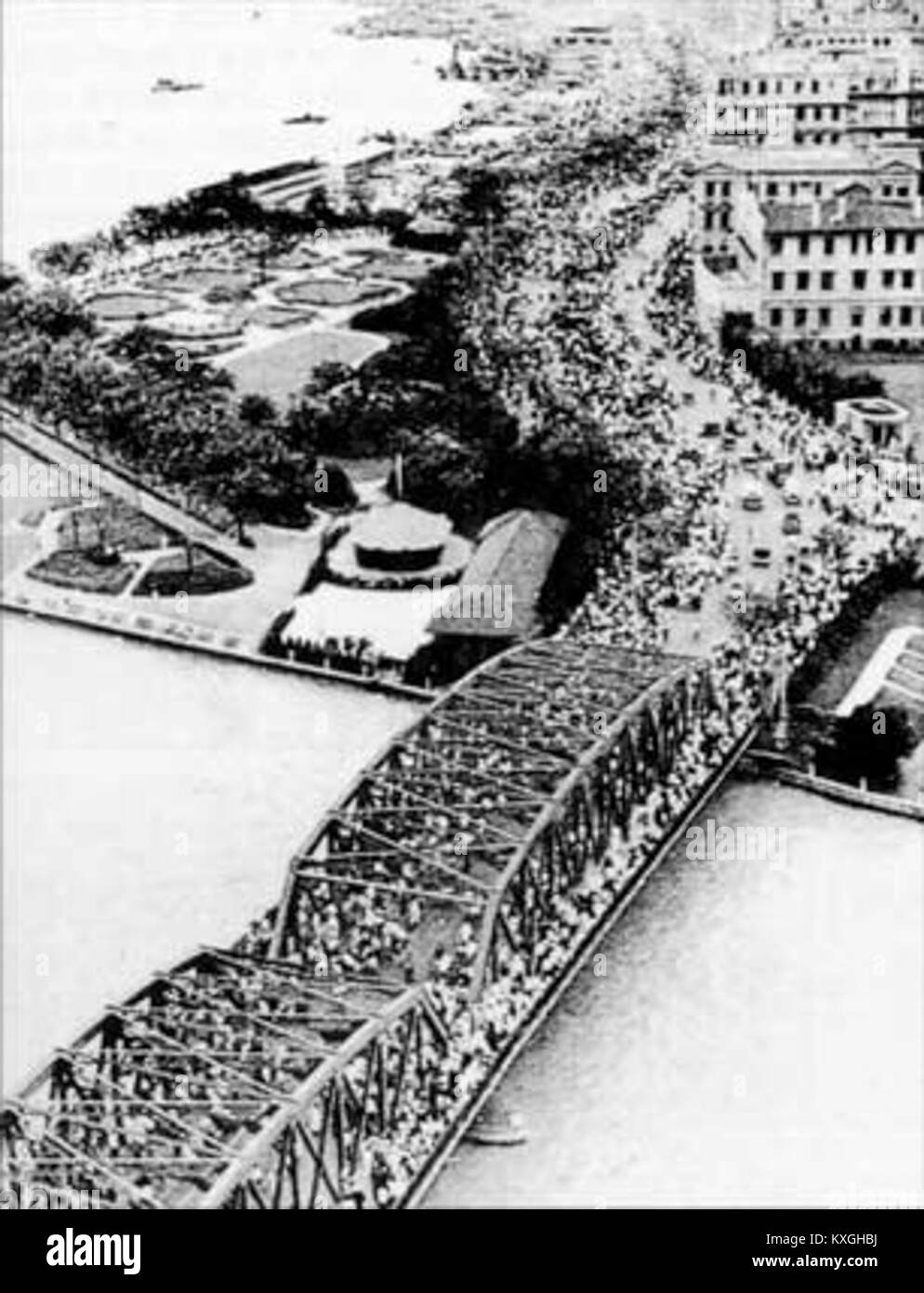 Der Titel „外白渡桥的难民“ bedeutet „Flüchtlinge an der Waibaidu Brücke“, die vertriebene Zivilisten in der Nähe der Waibaidu Brücke in Shanghai während einer Zeit von Konflikten oder sozialen Unruhen darstellt. Stockfoto