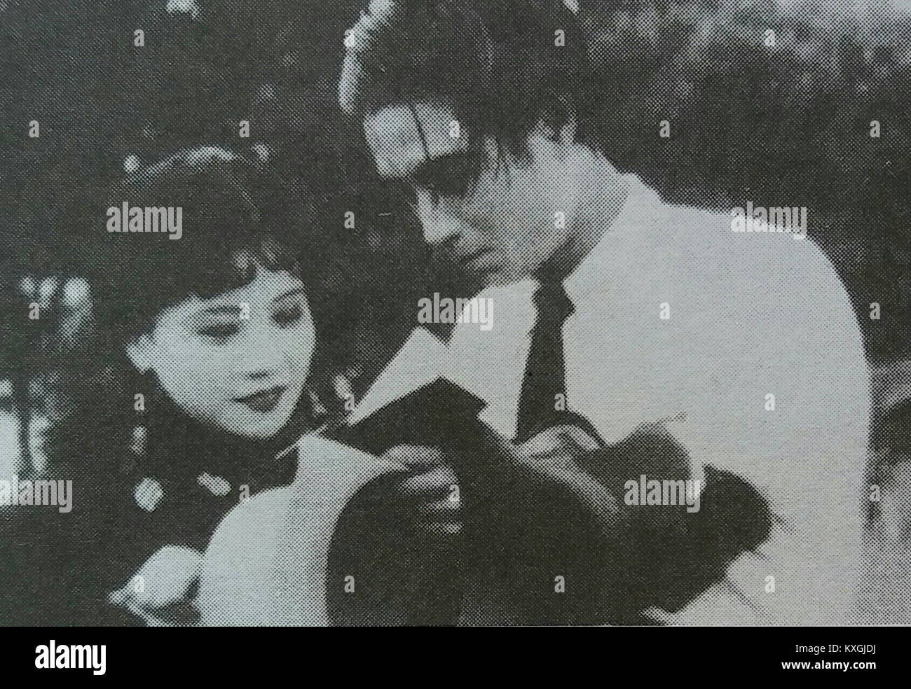 Dies bezieht sich auf ein Standbild (Produktionsfoto) aus der Film- oder Bühnenproduktion „Love and Duty“, was auf seine Verbindung mit dramatischer Performance und romantischen Themen hinweist. Stockfoto