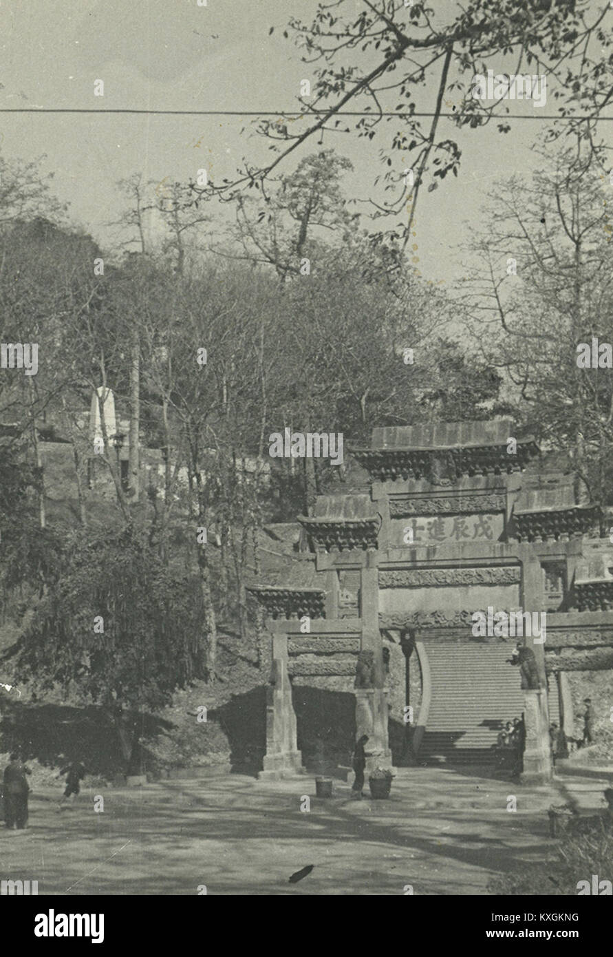 Der chinesische Titel gibt die östliche Seite des Vierbogentors des Guanyin-Berges und die hundertstufige Treppe an. Stockfoto