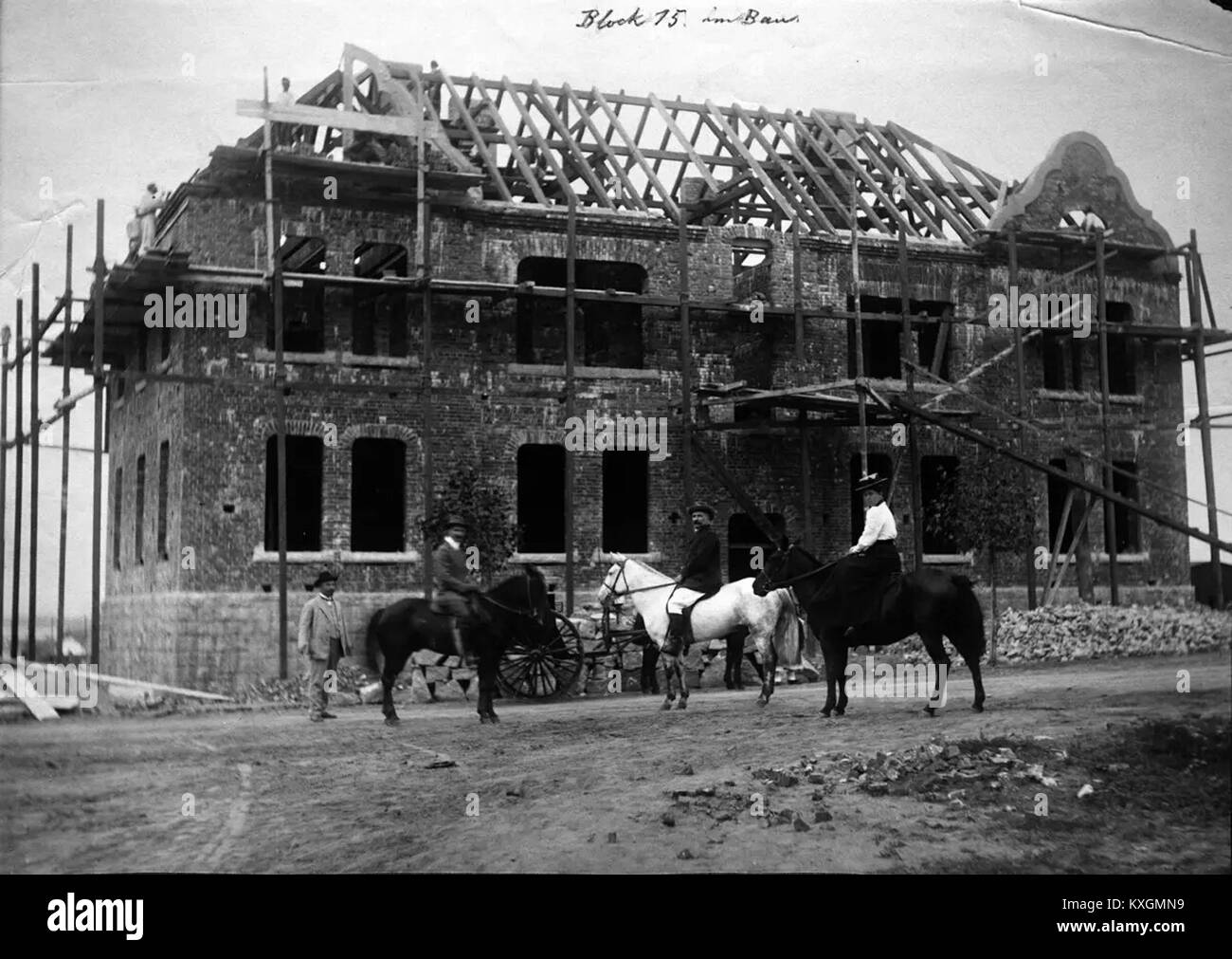 Ein historisches Foto, das den Bau des Wohnhauses in Block 15, German Street, Qingdao, China, während des frühen 20. Jahrhunderts unter deutschem Kolonialeinfluss zeigt. Stockfoto
