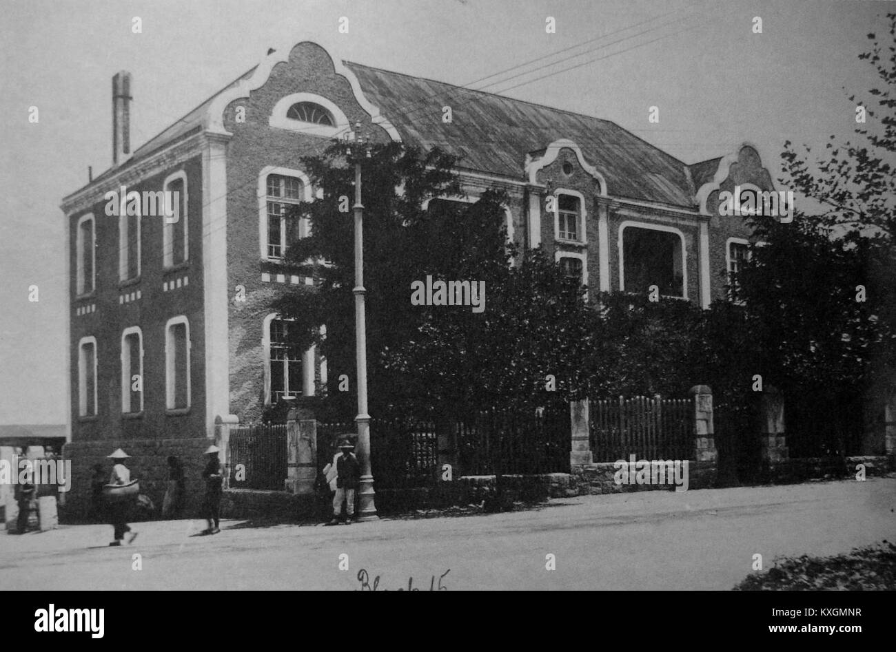 Der Titel bezieht sich auf ein Wohnhaus im Block 15 in der German Street in Qingdao, China, das die städtische Wohnarchitektur der deutschen Kolonialzeit widerspiegelt. Stockfoto
