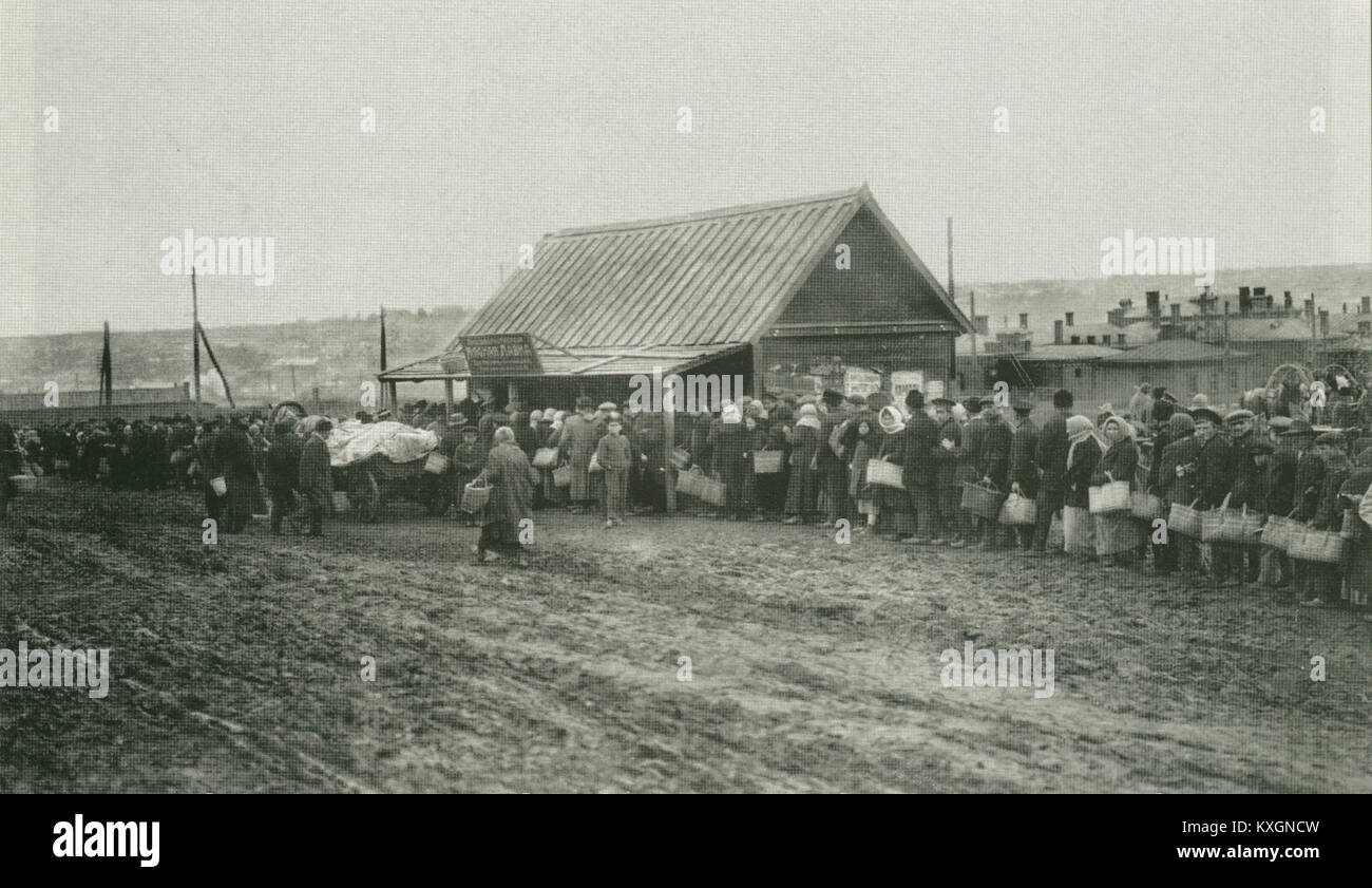 Ein Foto von 1918, in dem Menschen in einer Brotlinie in Yuzowka, einer Stadt im heutigen Donezk, Ukraine, stehen, zeigt die Auswirkungen von Kriegsknappheit und sozialer Not während der russischen Bürgerkriegszeit. Stockfoto