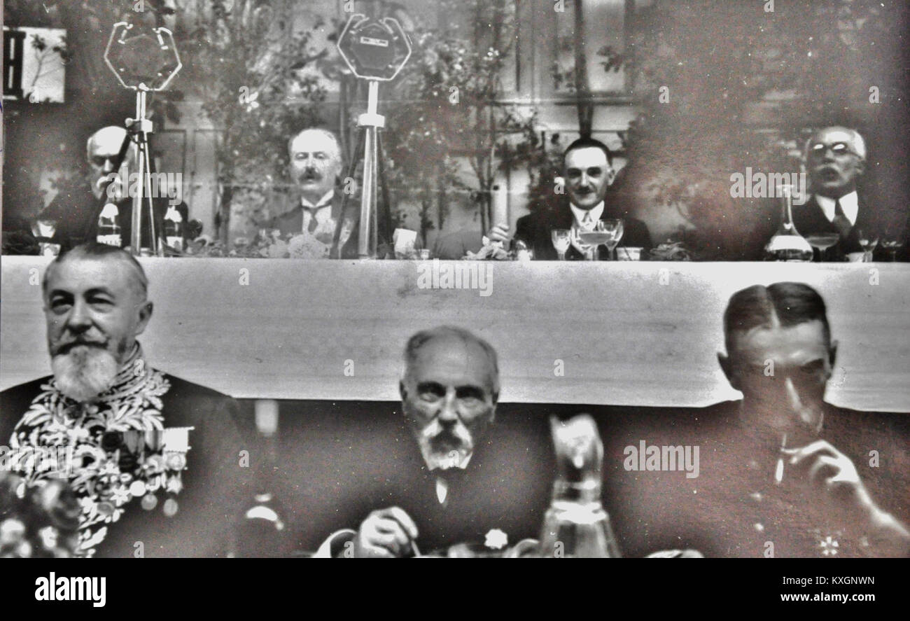 Die Fotografie von 1932 zeigt Präsident Lebrun und André Maire, die Caen besuchen, und veranschaulicht die politische Geschichte Frankreichs und die offiziellen Engagements dieser Zeit. Stockfoto