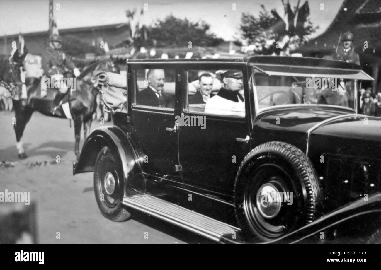 Dieses Bild zeigt André Détolle und den französischen Präsidenten Lebrun im Jahr 1932. Das Foto zeigt ein bedeutendes politisches Treffen zwischen den beiden Persönlichkeiten Anfang der 1930er Jahre Stockfoto