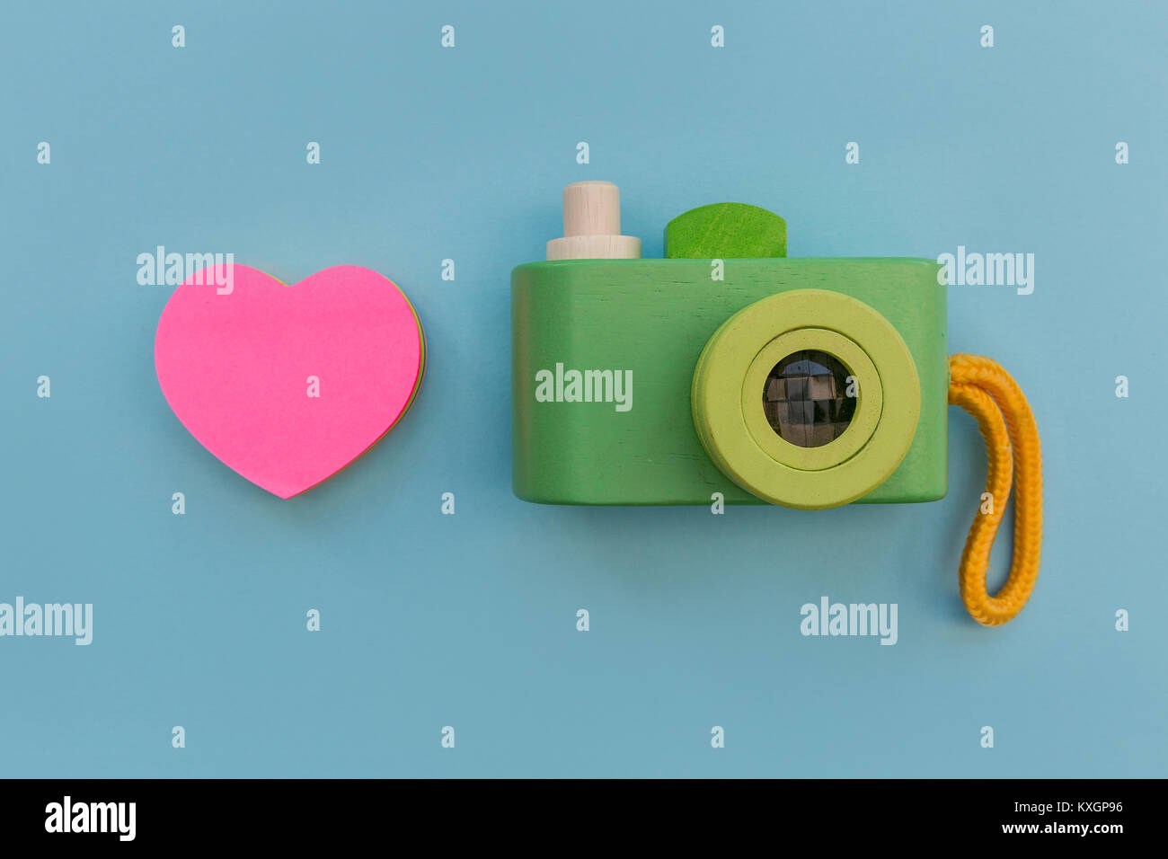 Liebe Fotografie mit rosa Herzen Form und cute retro Kamera Stockfoto