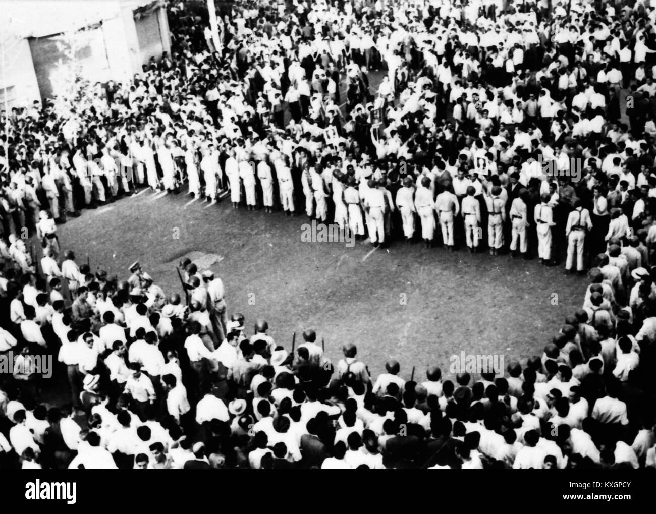 Ein Foto vom iranischen Staatsstreich von 1953, das ein politisches Treffen während des Sturzes der iranischen Regierung zeigt. Das Bild dokumentiert das internationale Engagement und die politische Spannung der Veranstaltung. Stockfoto
