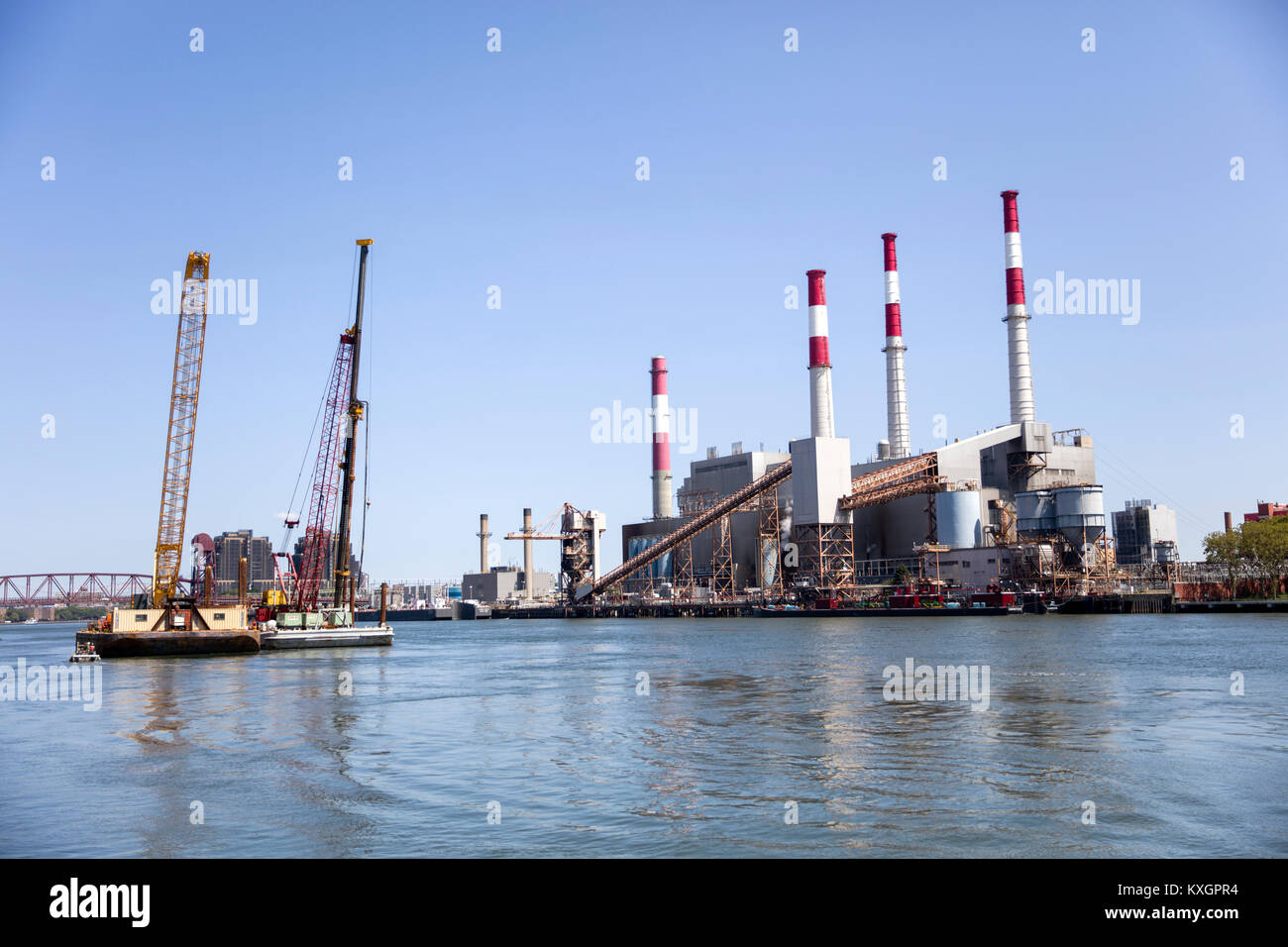 Blick auf Ravenswood Kraftwerk auf dem East River in New York, USA. Stockfoto