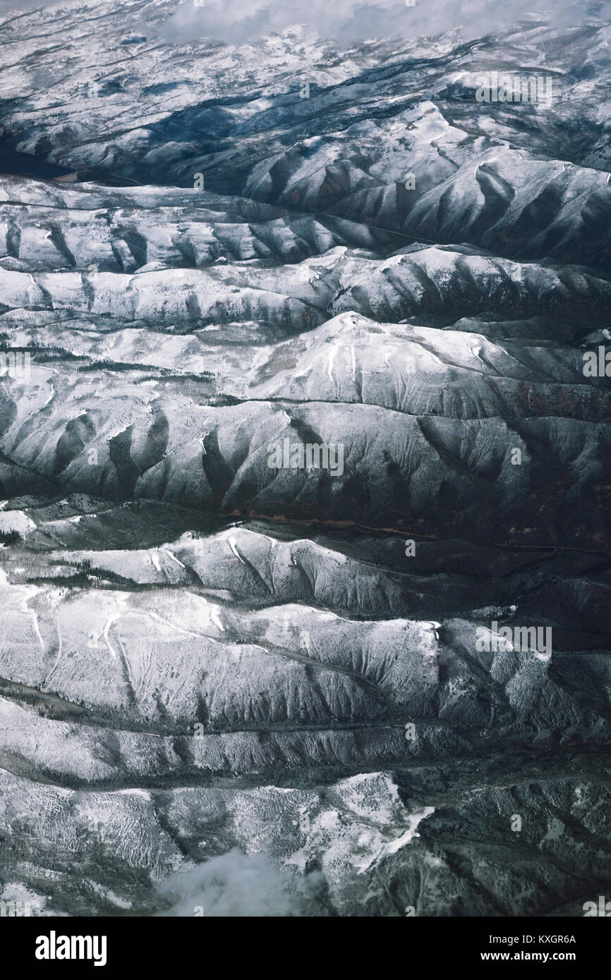 Hohe Betrachtungswinkel von schneebedeckten Bergketten Stockfoto