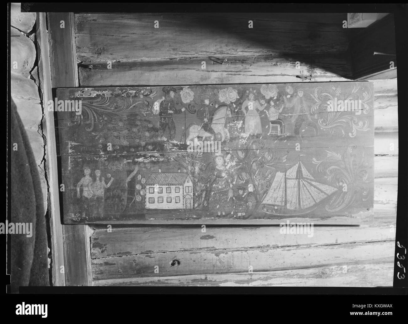 Ein Foto eines traditionellen „høysete“-Brettes aus Tuddal, Norwegen, mit und ohne Polmarkierungen. Das Artefakt repräsentiert norwegische Volkskunst und kulturelle Handwerkskunst. Stockfoto