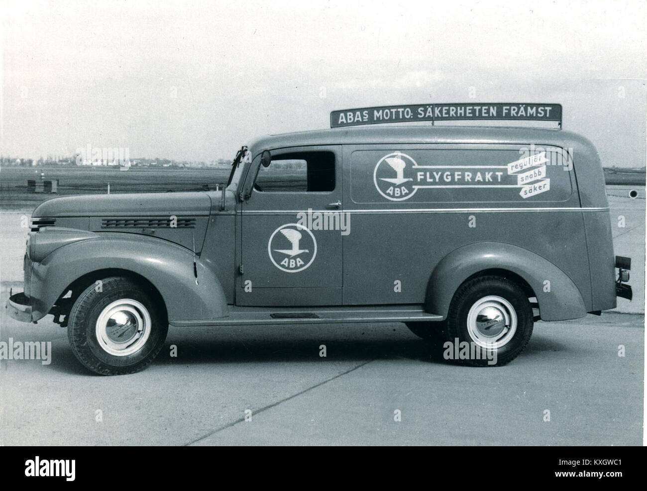 Die ABA-Frachtabteilung am Flughafen Bulltofta, Malmö, nutzte ein spezielles Fahrzeug für die Lieferung von Landgütern und die Flughafenlogistik. Stockfoto