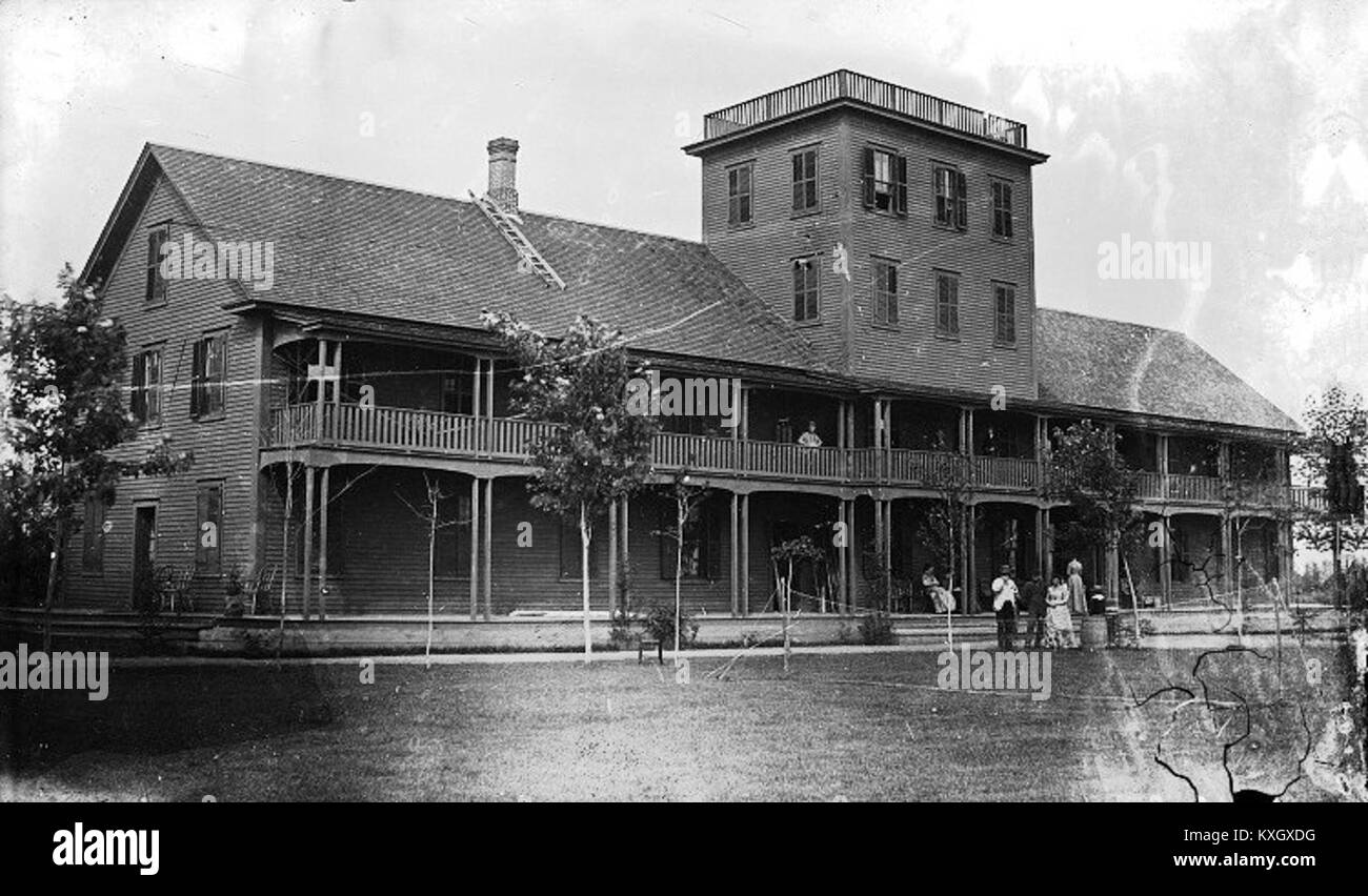 Das Abenaki Springs Hotel in der Nähe des St. Francois River in Quebec war um die Wende des 20. Jahrhunderts ein Sommerresort, das um Mineralquellen und Wälder herum gebaut wurde und Besucher anzog, die Gesundheit und Erholung suchen. BaladoDiscovery+1 Stockfoto