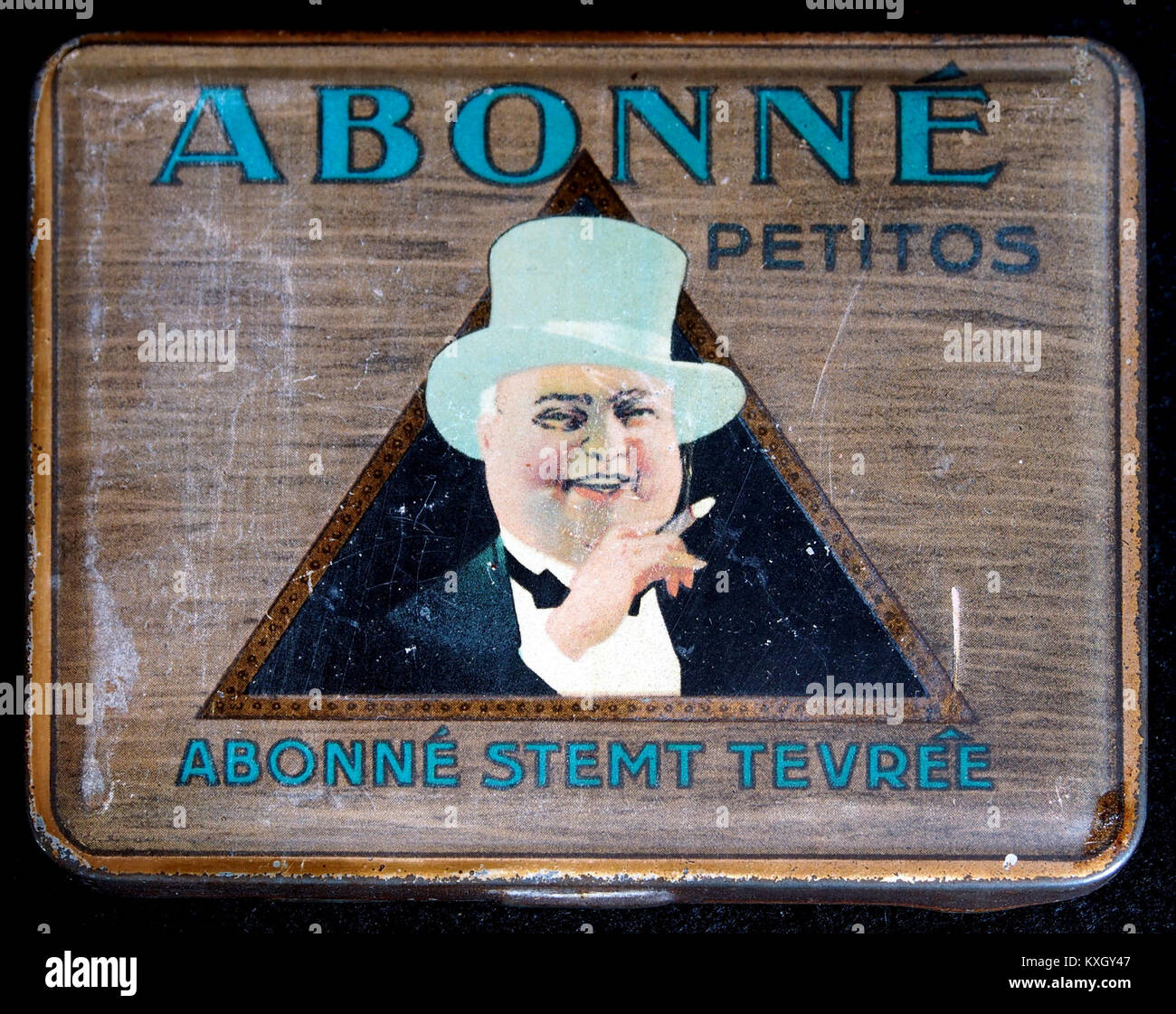 Bild einer Vintage-Zigarrendose mit der Aufschrift Abonn Petito, mit dekorativen Designelementen, die typisch für Sammlertabak-Verpackungen aus dieser Zeit sind. Stockfoto
