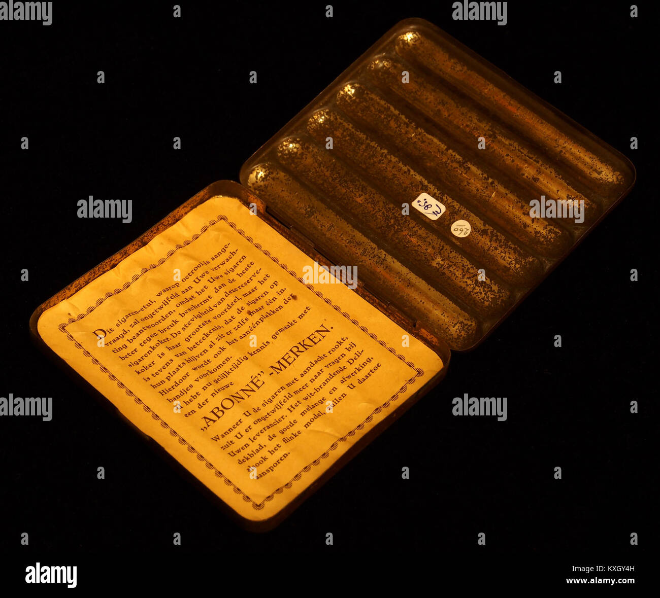 Das Bild zeigt eine Zigarrendose zum Sammeln, die wie Zigarren geformt ist und Teil von Tabakverpackungen und Erinnerungsstücken ist. Stockfoto