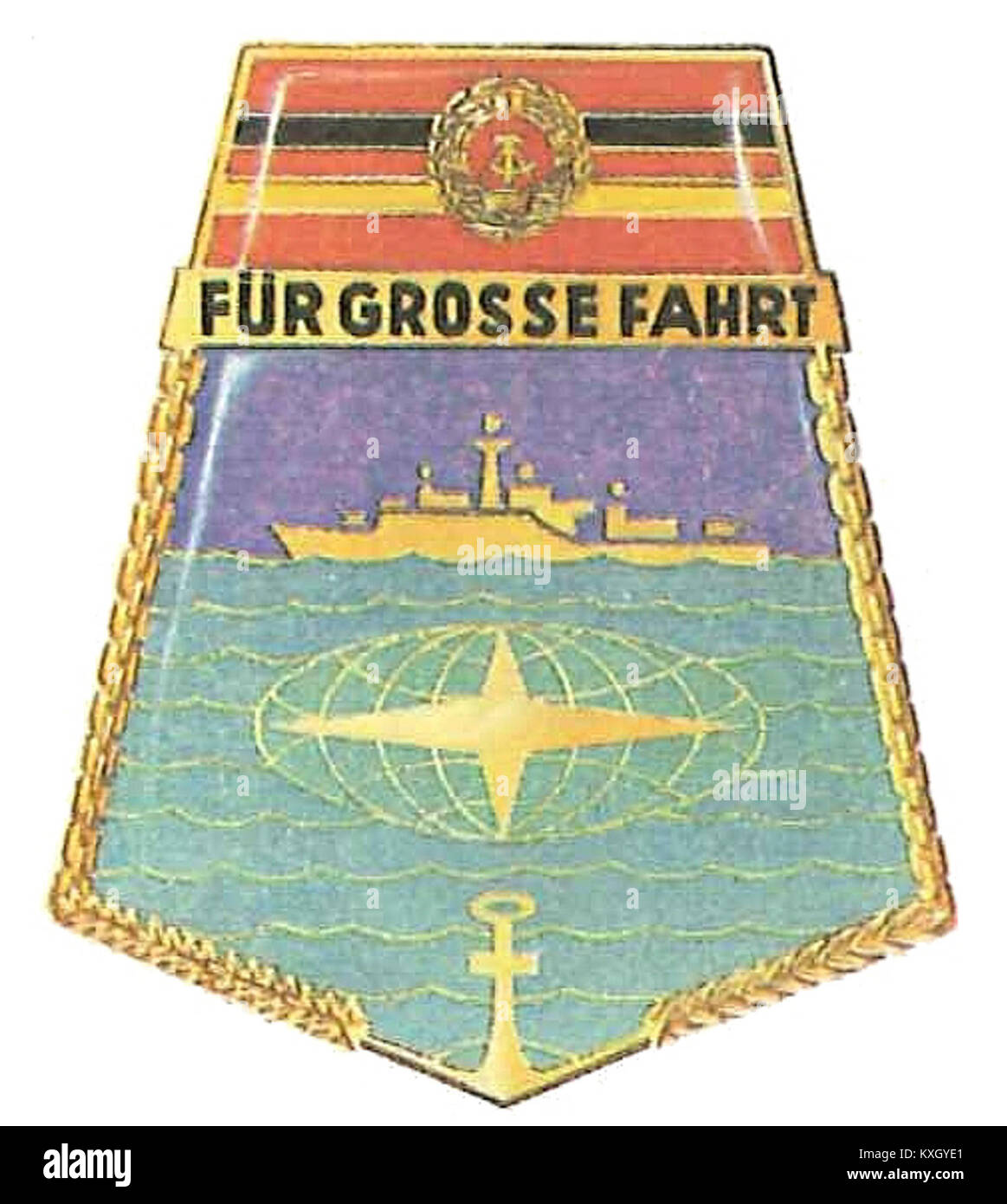 Das „Abzeichen für große Fahrt“ war ein nichtstaatliches Abzeichen, das 1981 von der Nationalen Volksarmee der DDR (NVA) für Seeleute verliehen wurde, die an langen Seereisen teilnahmen. Das Abzeichen war mit einem Kriegsschiff, einer Kugel, Wellen, Anker und Ketten aus Emaille und Metall versehen und wurde auf der Uniform des Seemanns getragen. Stockfoto
