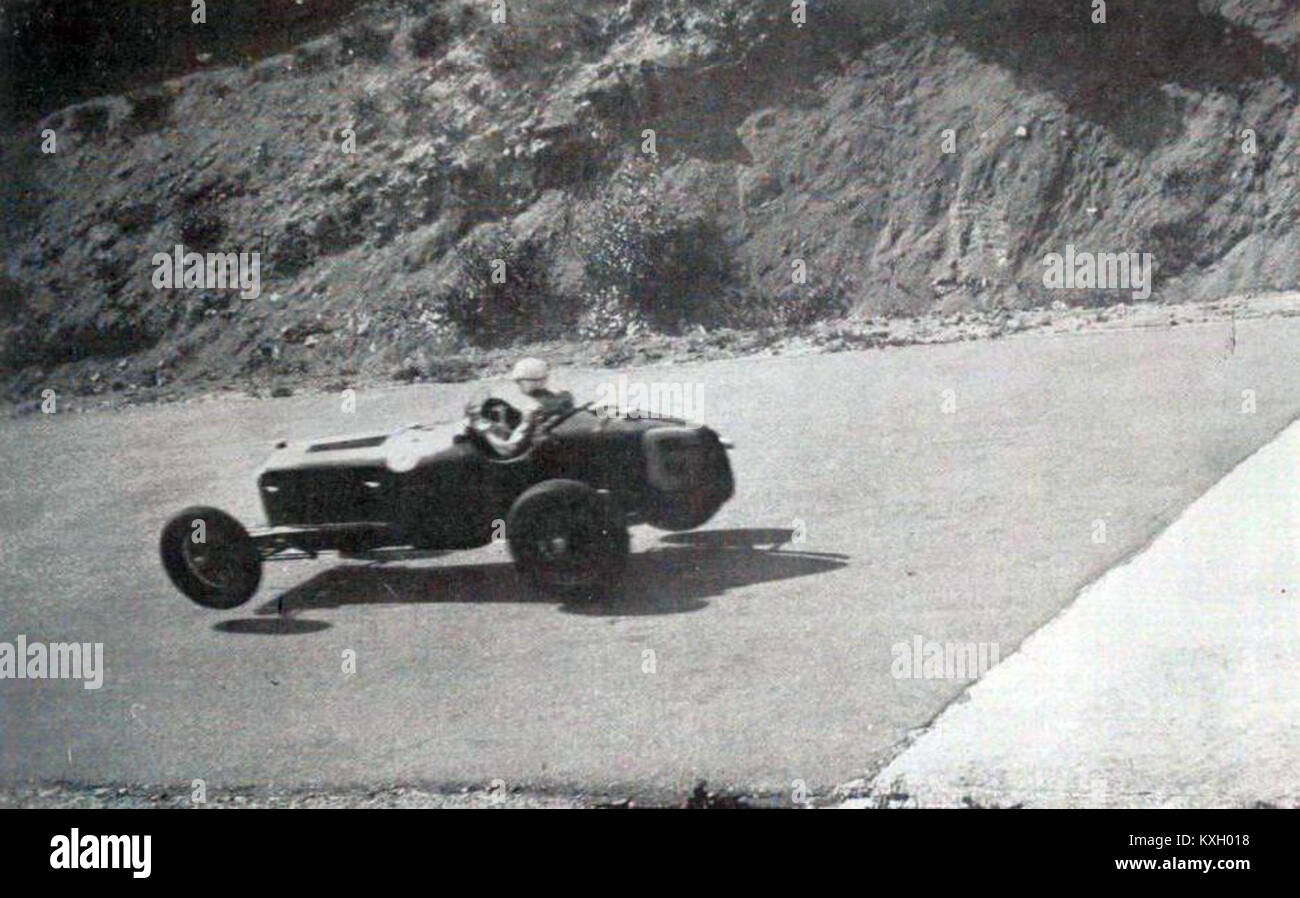 Der italienische Rennfahrer Achille Varzi, der 1934 beim Grand Prix von Frankreich vom Automobile Club de France den zweiten Platz belegte, erinnerte sich für einen bemerkenswerten Rückstoß auf einer Zementanlage während des Rennens. Stockfoto