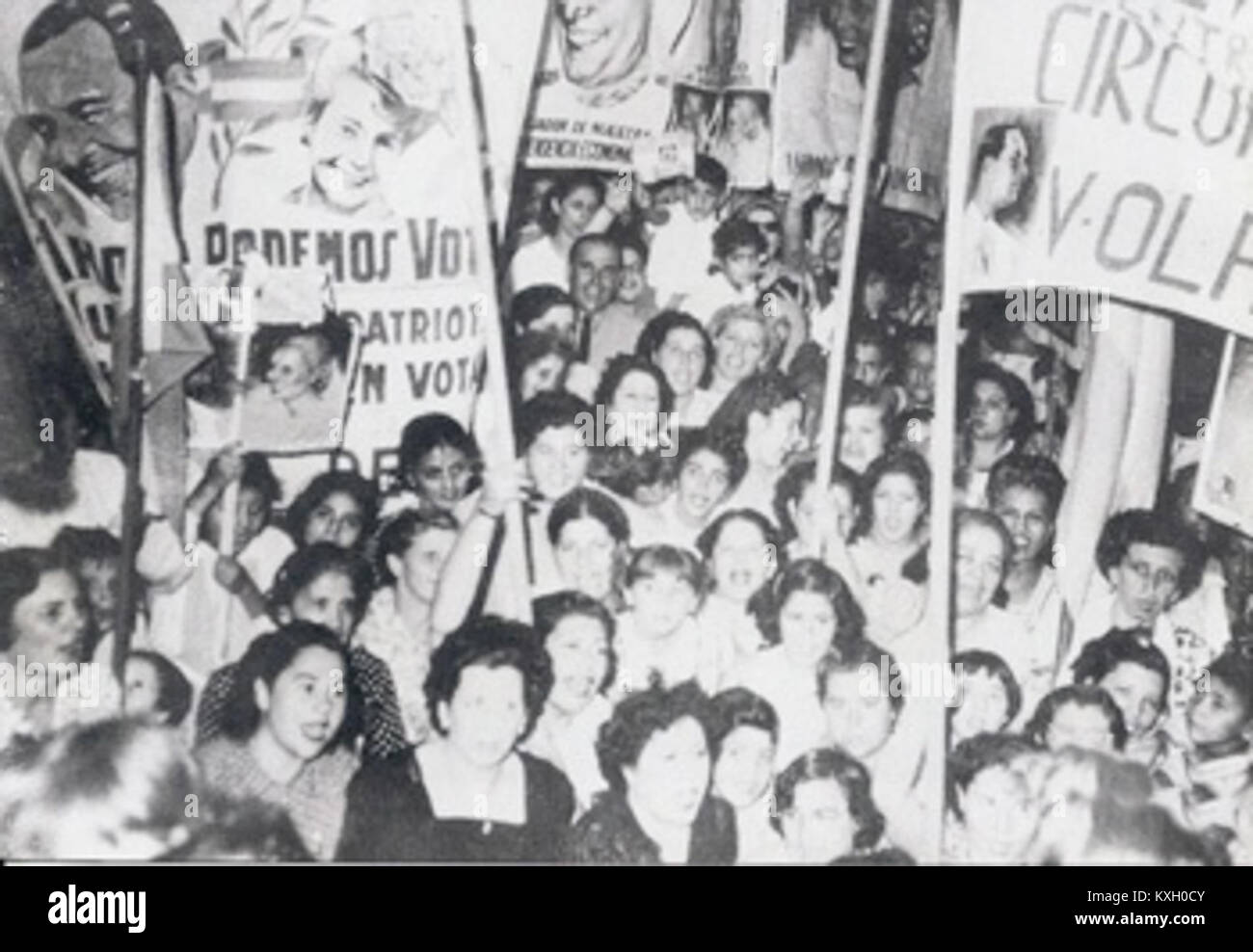 Foto des Acto del Partido Peronista Femenino 1951 in Argentinien, das Frauen zeigt, die an einer politischen Kundgebung teilnehmen, die die peronistische Bewegung unterstützt und sich für die politischen Rechte der Frauen einsetzt. Stockfoto