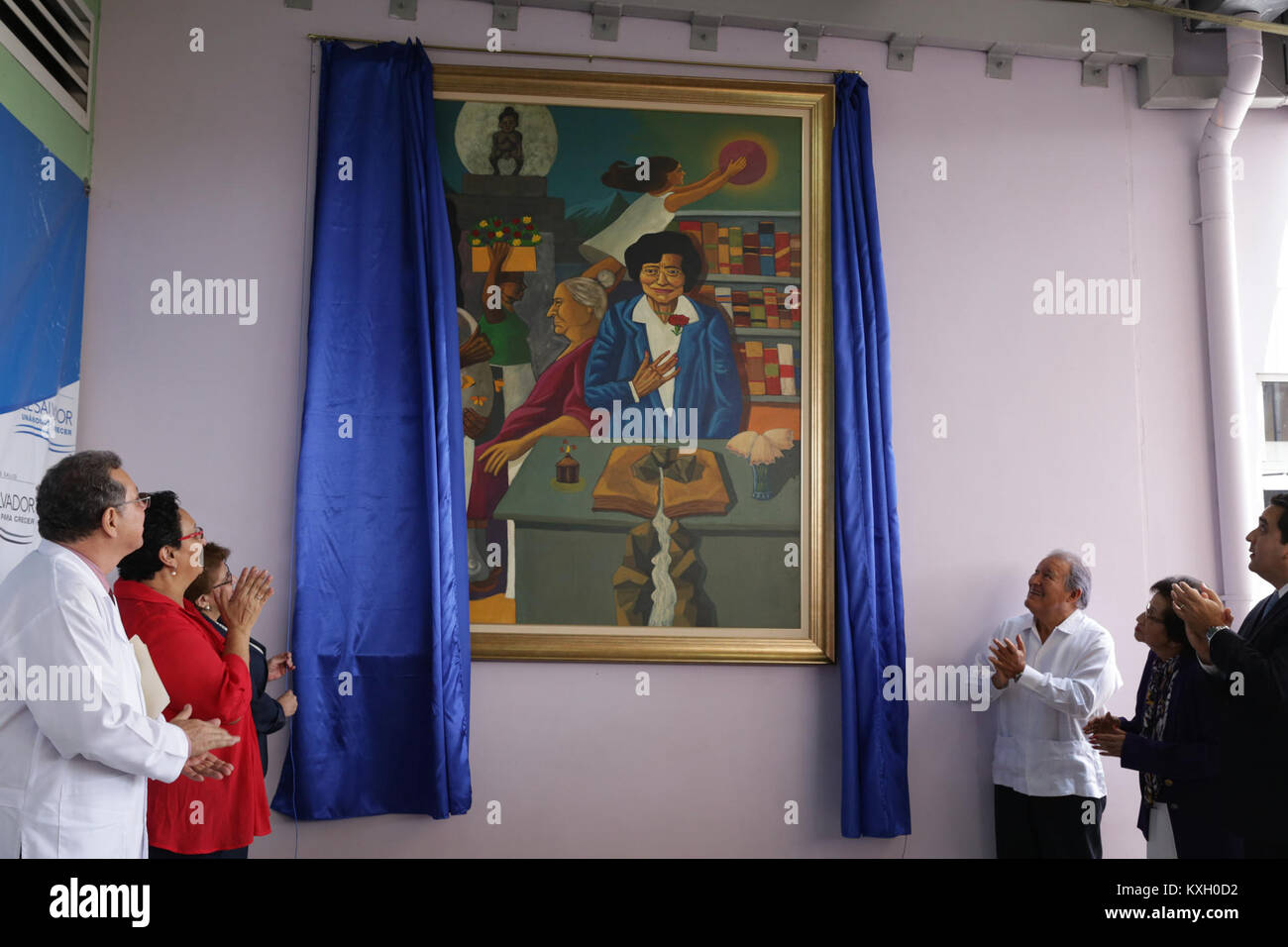 Dokument anlässlich der Namenszeremonie des Nationalen Frauenkrankenhauses zu Ehren von Dr. María Isabel Rodríguez in Anerkennung ihrer Beiträge zur Frauengesundheit. Stockfoto