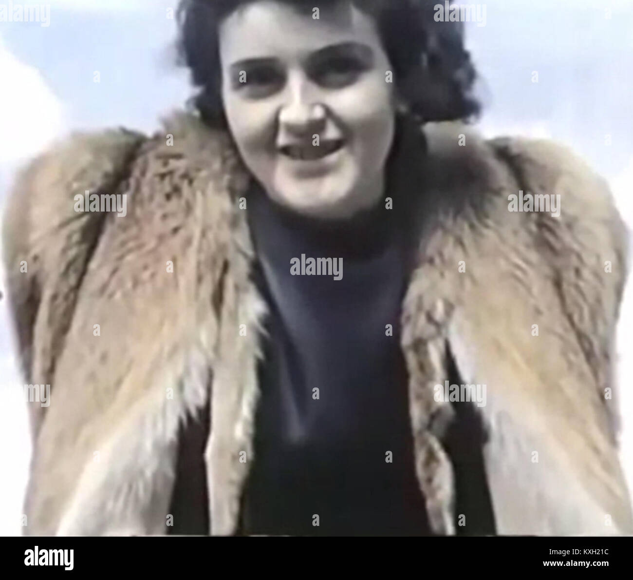 Dieses Stück aus einem Heimfilm zeigt Adolf Hitler und Eva Braun in ungezwungener Atmosphäre, wobei Braun eine Fuchspelzjacke (Rotfuchsjacke) trägt. Stockfoto