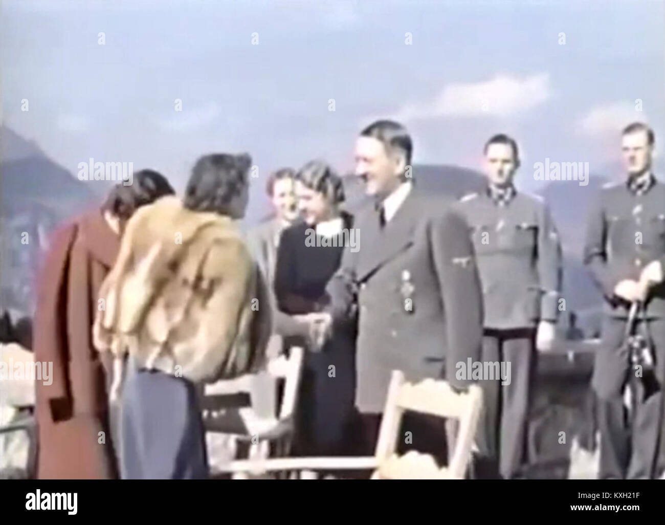 Ein Heimfilmsegment mit Adolf Hitler und Eva Braun fängt private Momente ein und bietet visuelle Dokumentation des Paares in den 1930er-1940er-Jahren in Deutschland. Stockfoto