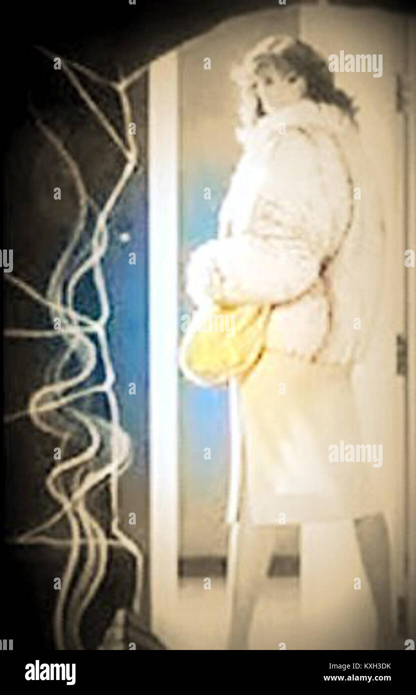 Diese Szene aus *Sharky’s Machine* fängt einen entscheidenden Moment aus dem Krimi-Film von 1981 ein. Die Darstellung unterstreicht die intensive Atmosphäre und die düstere Natur des Films und verschmilzt Noir und Detektivgenres. Stockfoto