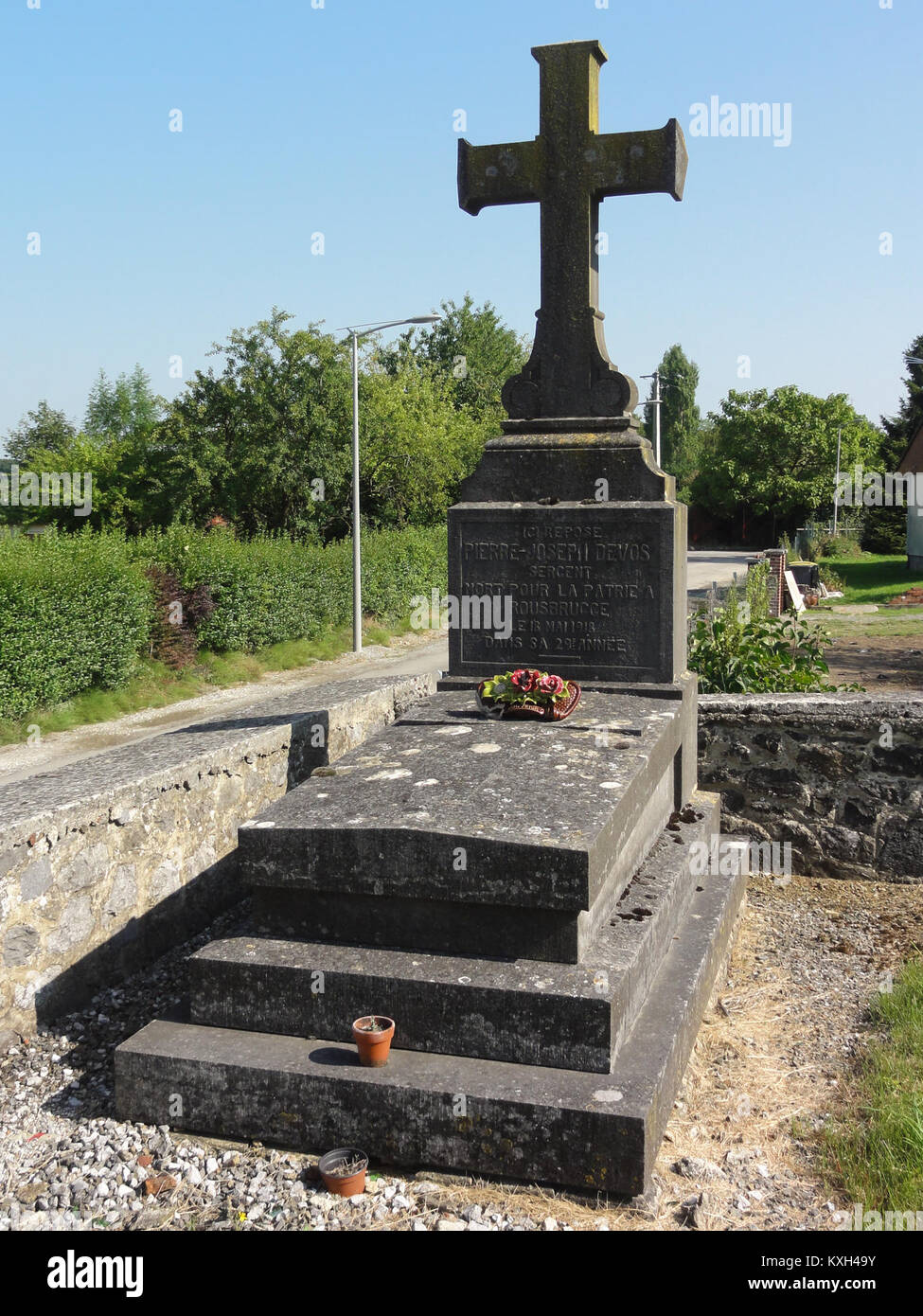 Kriegsgrab auf dem Friedhof von Aibes, Nord, Frankreich, zum Gedenken an Soldaten, die während eines militärischen Konflikts starben. Stockfoto