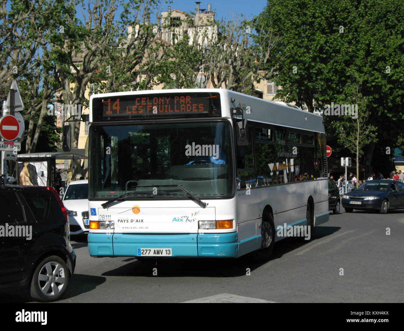 Dieses Foto zeigt den Heuliez GX 117 Bus Nr. 28111, der auf der Linie L14 in Aix-en-Provence in Frankreich verkehrt und das Busmodell, die Route und das städtische Verkehrssystem hervorhebt. Stockfoto