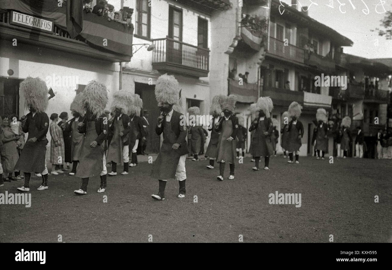 Das Foto zeigt das Dampfschiff Kvichak, das zur Alaska Packers Association gehört und um 1918 im Meereis in Alaska gefangen ist, was die maritimen Herausforderungen unter polaren Bedingungen veranschaulicht. Stockfoto