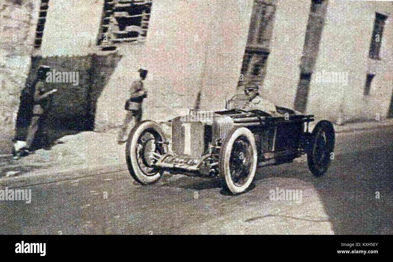 Ein Foto von Albert Divo, dem französischen Rennfahrer, der 1925 den Grand Prix de Saint-Sébastien gewann, zeigt ihn, wie er seinen Sieg beim historischen Automobilrennen feierte. Stockfoto