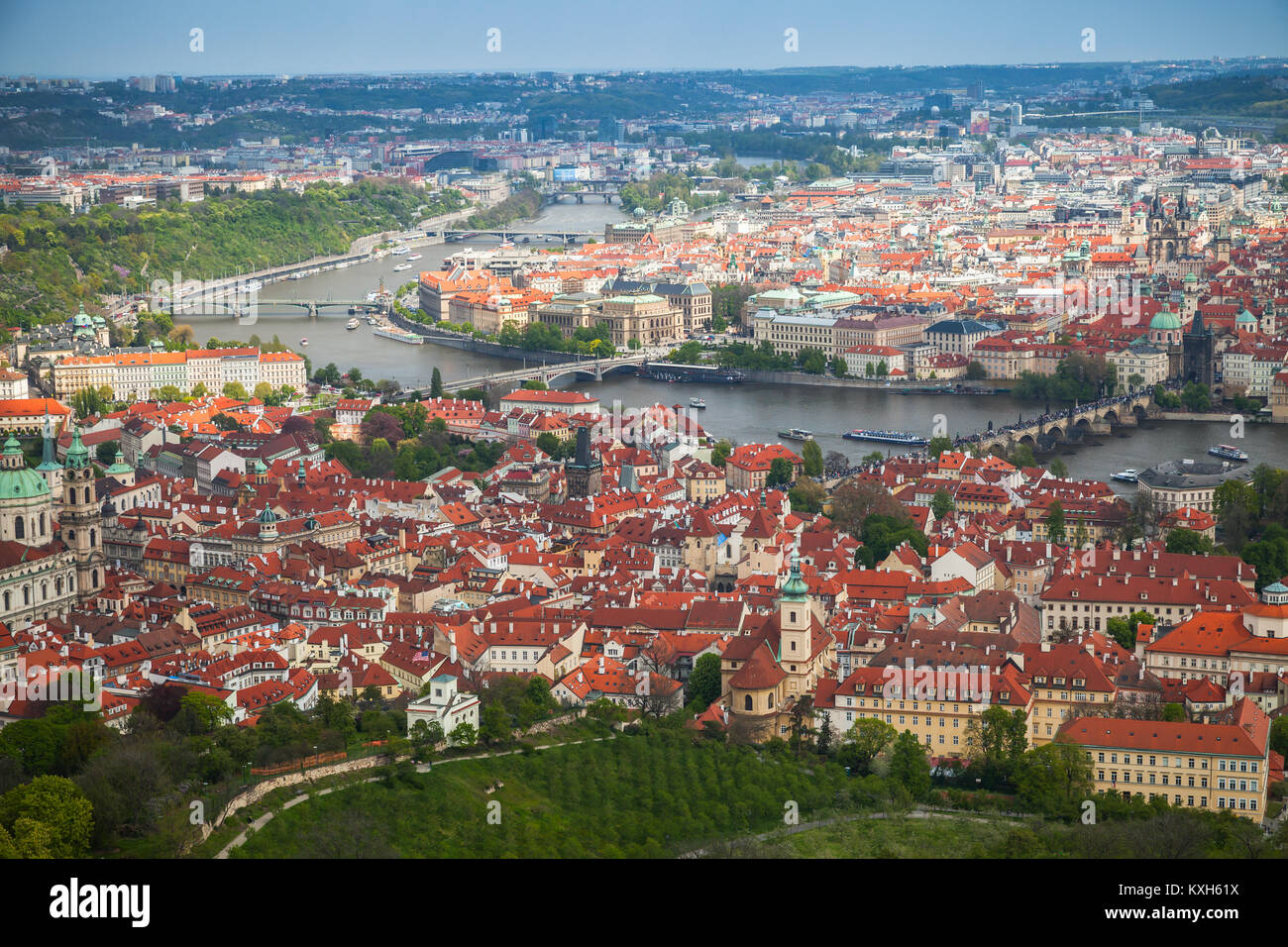 Antenne Panoramablick auf Prag. Brücken über die Moldau im Sommer Tag Stockfoto