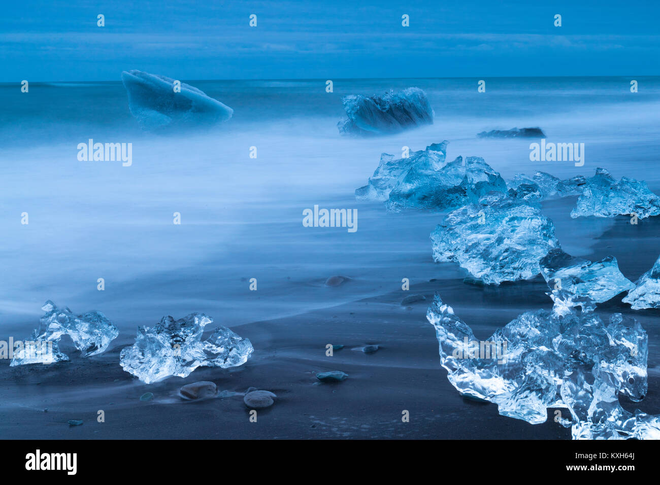 Diamond Beach, Eis am Strand mit Eisbergen im Hintergrund Stockfoto