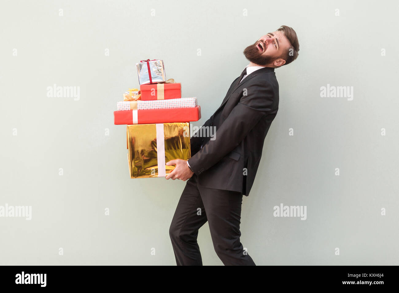Ich kann diese Kästen nicht mehr tragen. Business Mann weinen. Innen- schuss, grauer Hintergrund Stockfoto