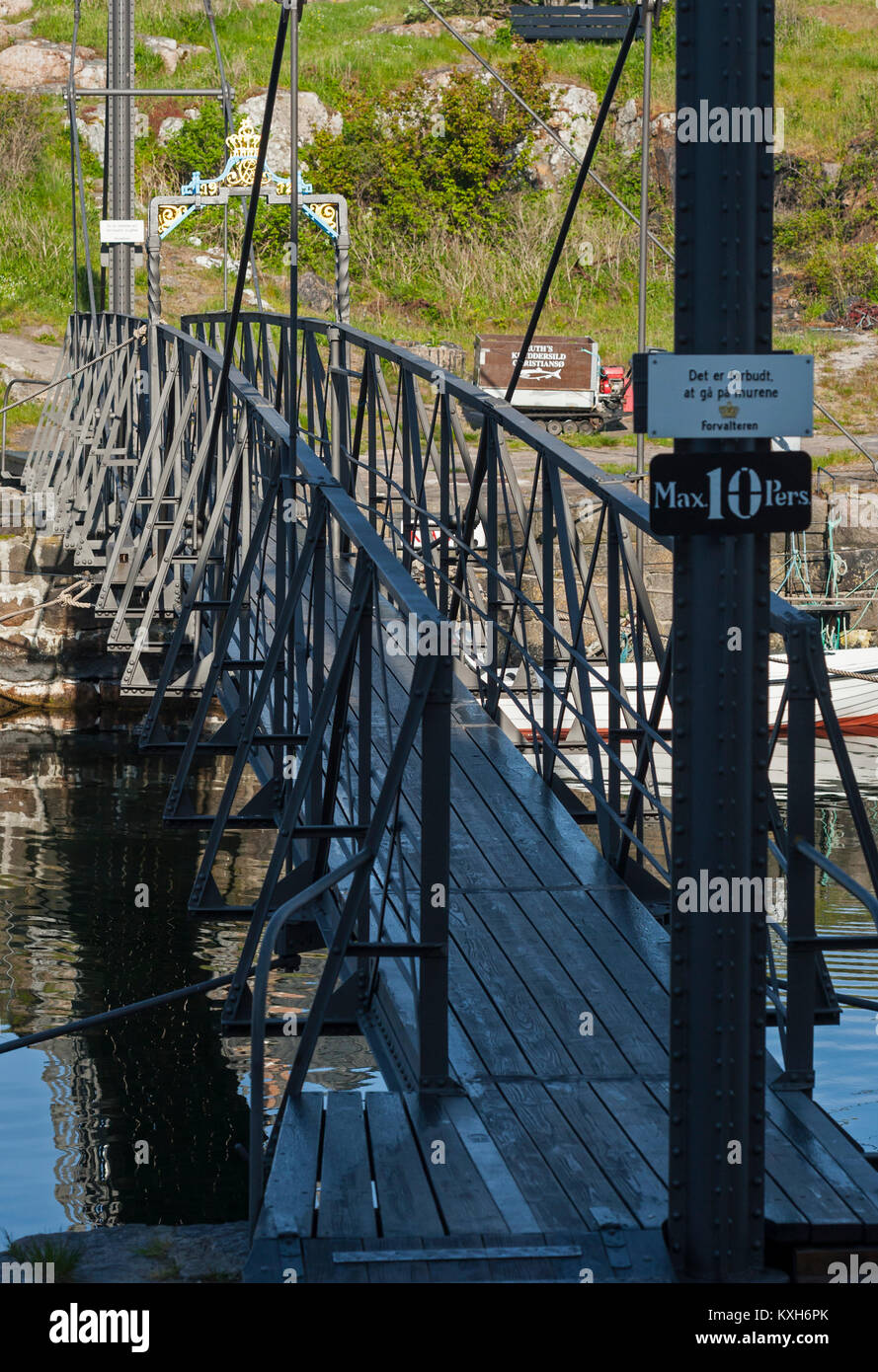 Der Steg im Hafen zwischen Christiansø und Frederiksø ist mit dem königlichen Siegel und Monogramm eingerichtet. Stockfoto