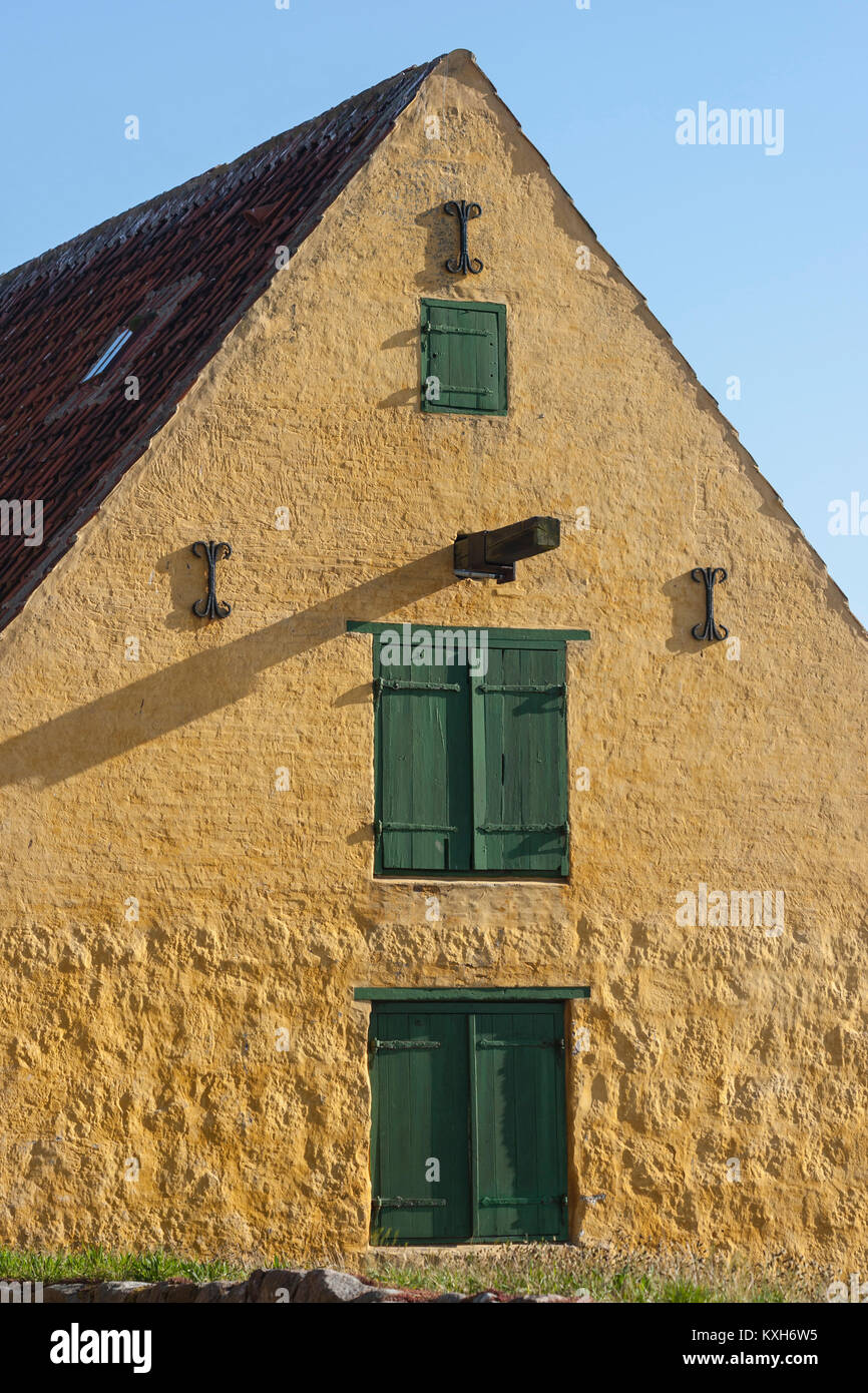 Gelb Giebel mit drei grünen Fensterläden in Gebäude, Christiansø, Ertholmene, Bornholm, Dänemark Stockfoto