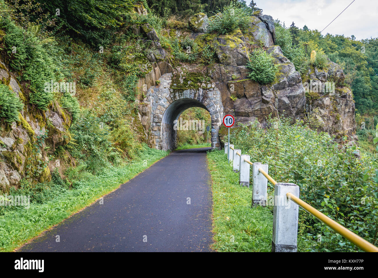 Straße zur Zlotniki Damm am Fluss Kwisa in der Woiwodschaft Niederschlesien in Polen Stockfoto