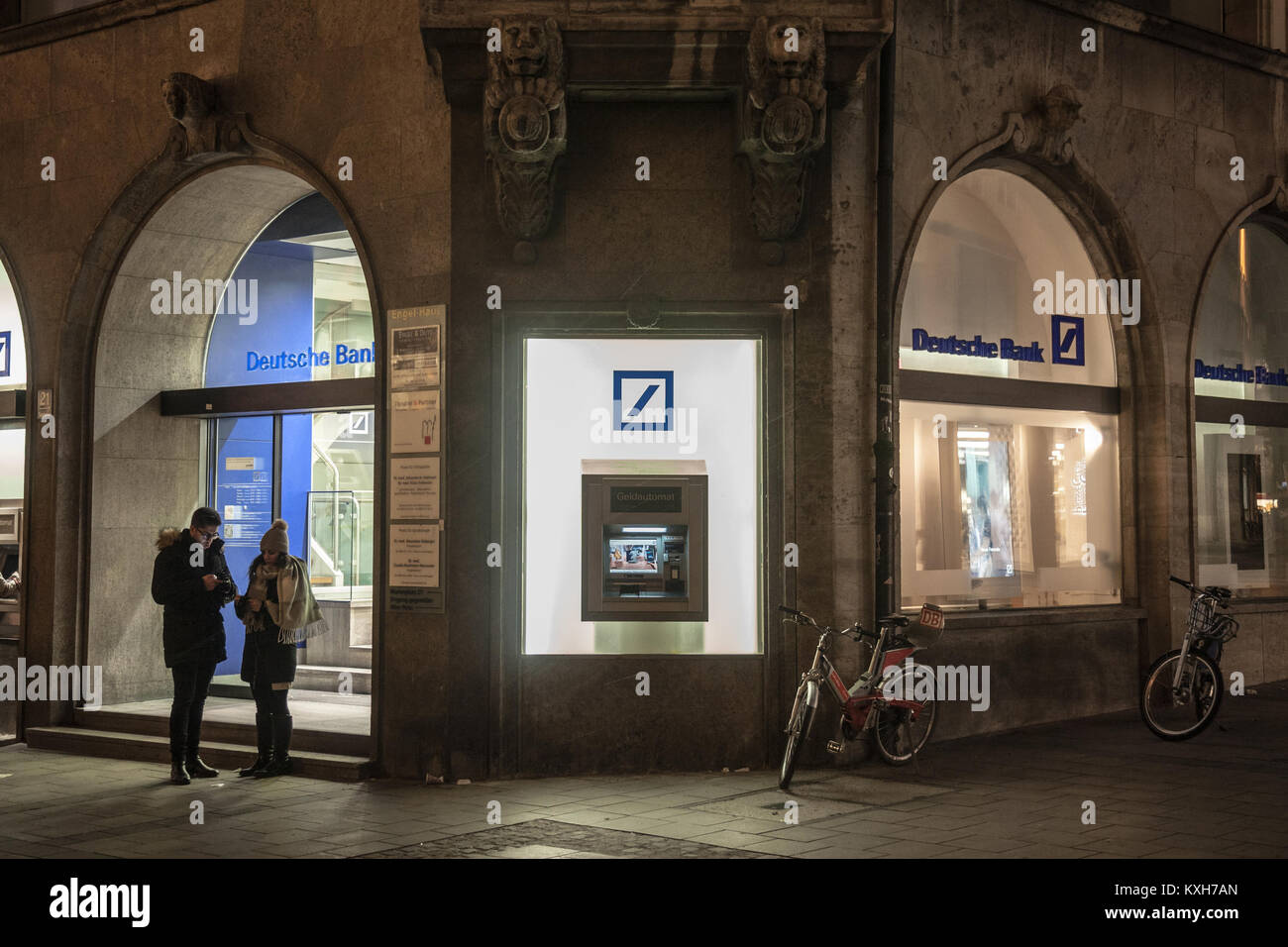 München, Deutschland - 17 Dezember, 2017: Die Deutsche Bank Logo und ATM auf einem Ihrer München Filialen in einer verschneiten Nacht genommen. Die Deutsche Bank eine der Th Stockfoto