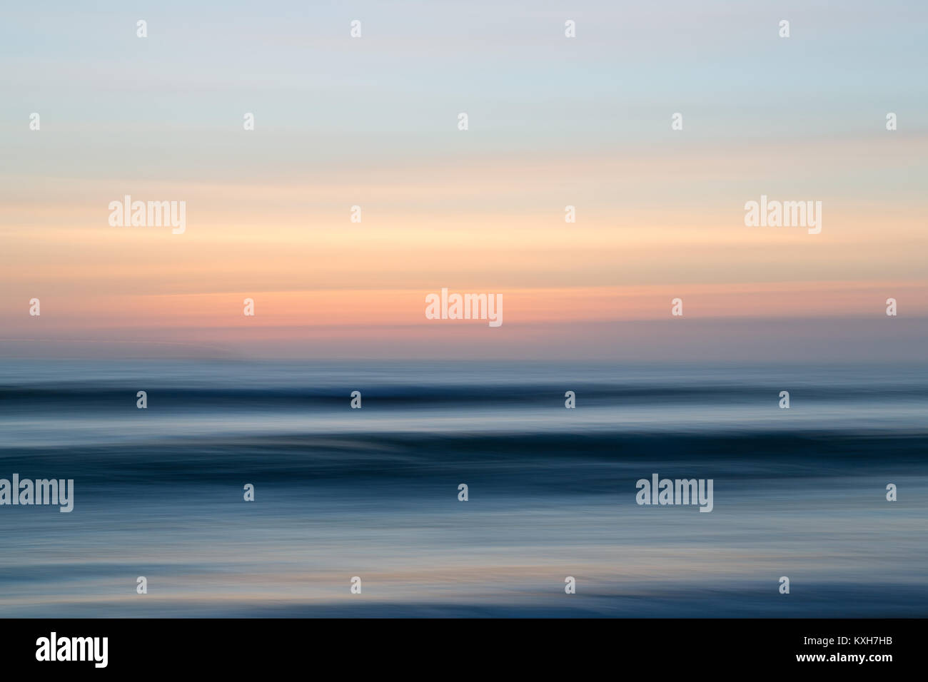 Eine abstrakte Sicht auf Wellen über den Ozean in den Strand rollen. Stockfoto